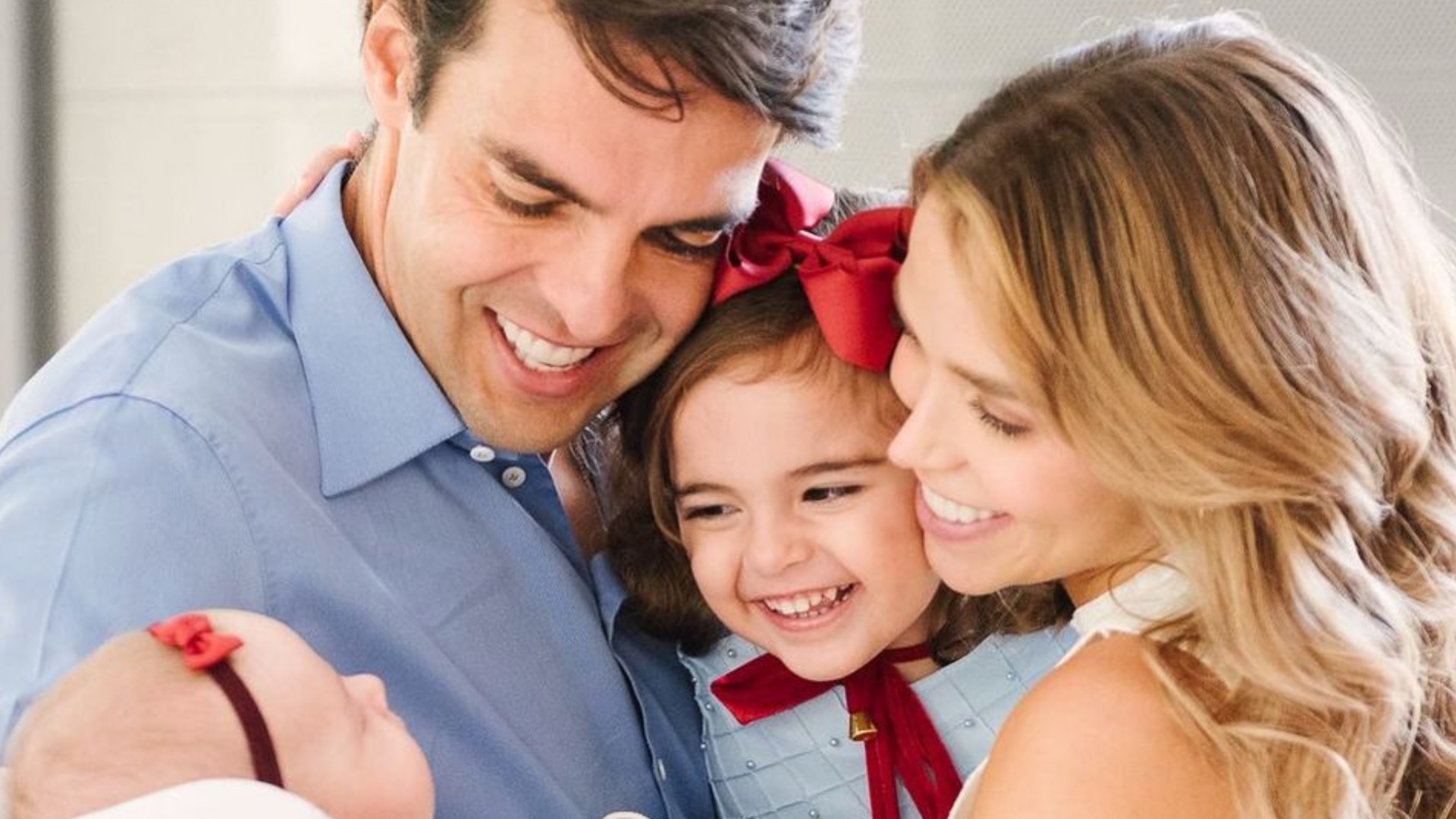Carol Dias posa em família e mostra detalhes da festa de 3 meses da filha, Sarah