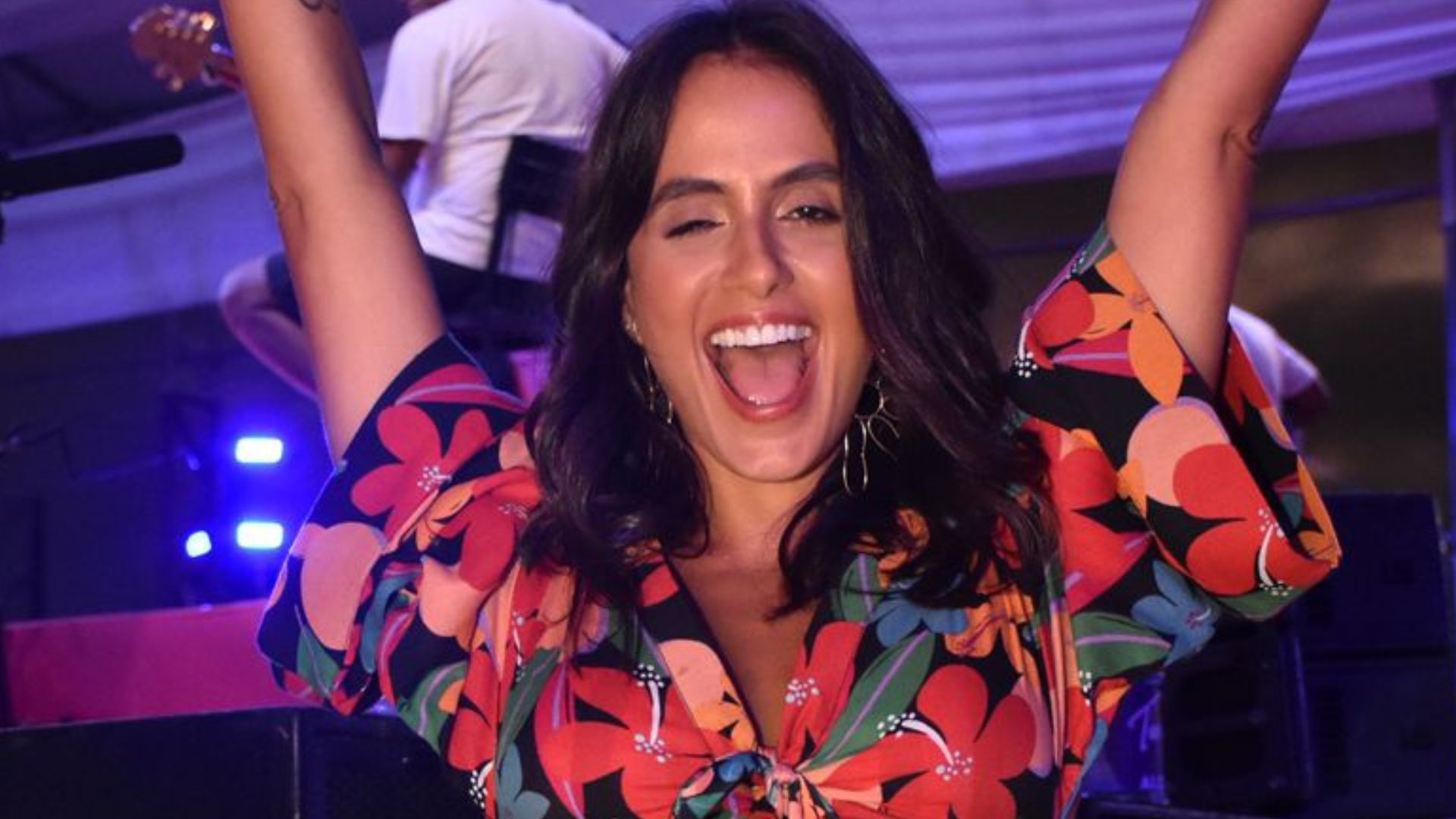 Carol Peixinho atrai olhares ao surgir com look poderoso em show de Thiaguinho