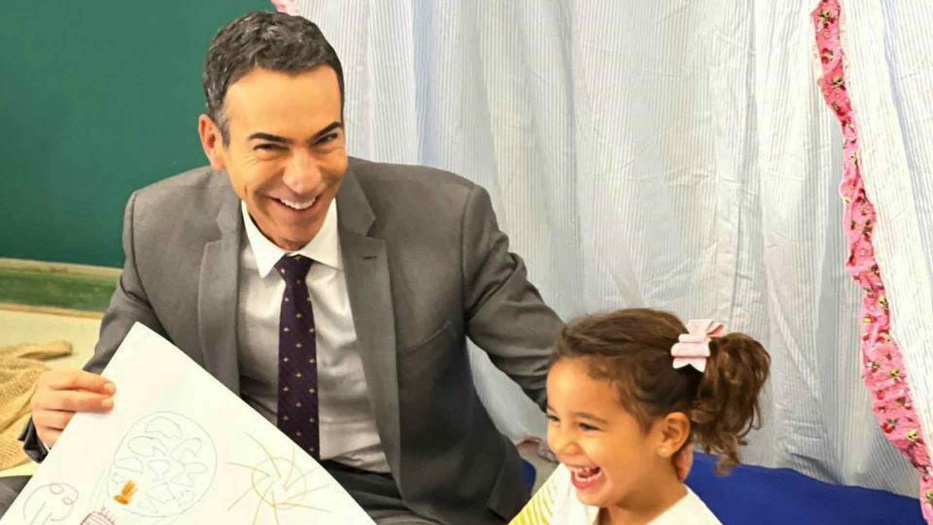 Cesar Tralli muda a rotina para visitar escola da filha: “Voltar a ser criança”