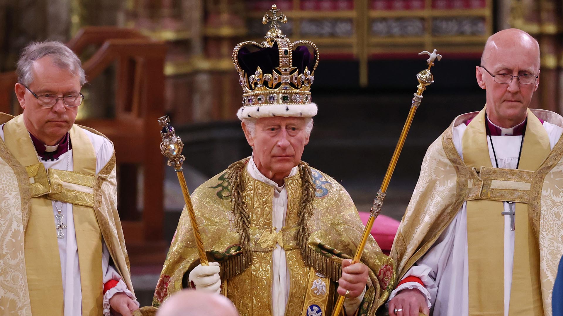Rei Charles III é coroado em cerimônia na Abadia de Westminster