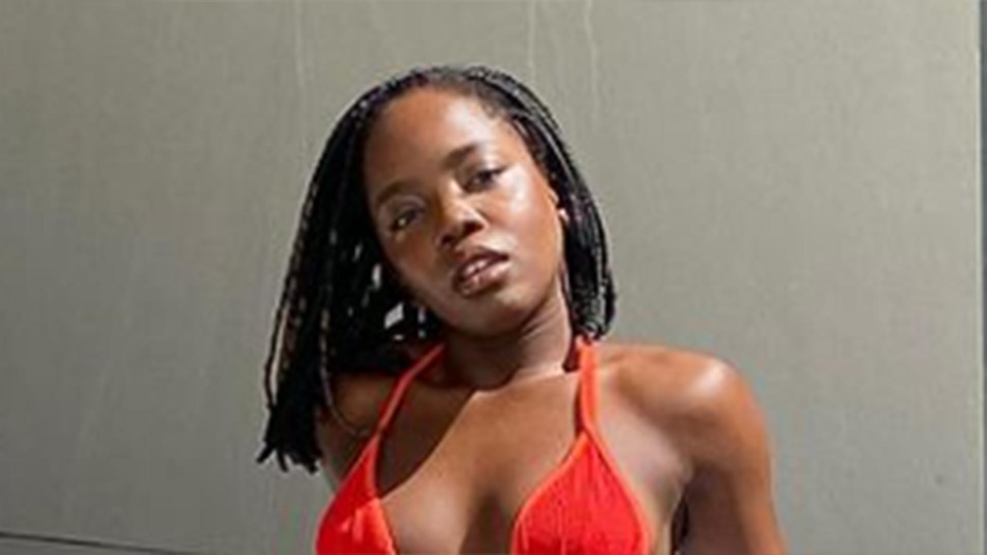 Atriz de Vai na Fé, Clara Moneke arrasa em fotos apenas de biquíni vermelho