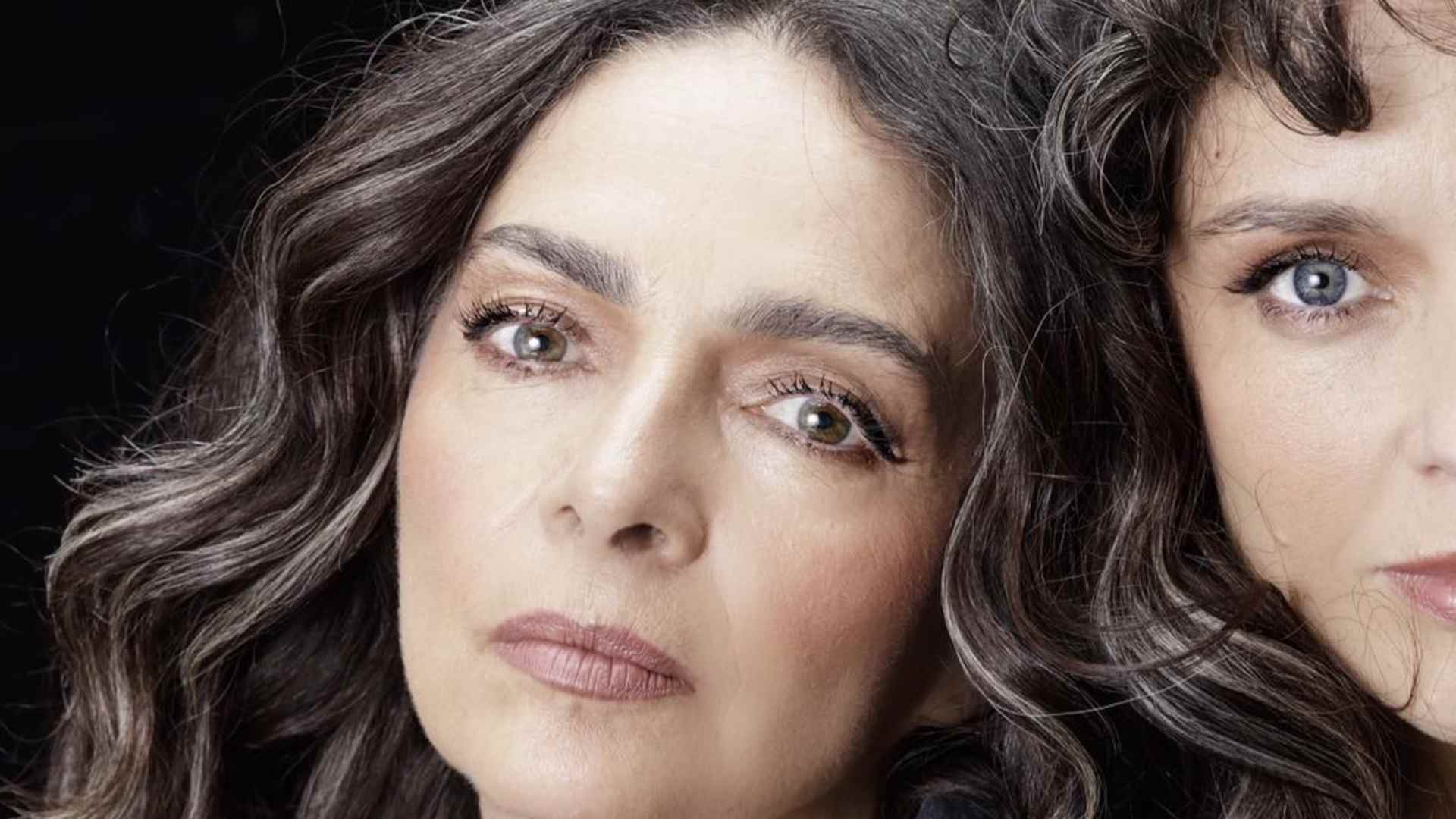 Semelhança entre Claudia Ohana e a filha impressiona a web: “Parecem irmãs”