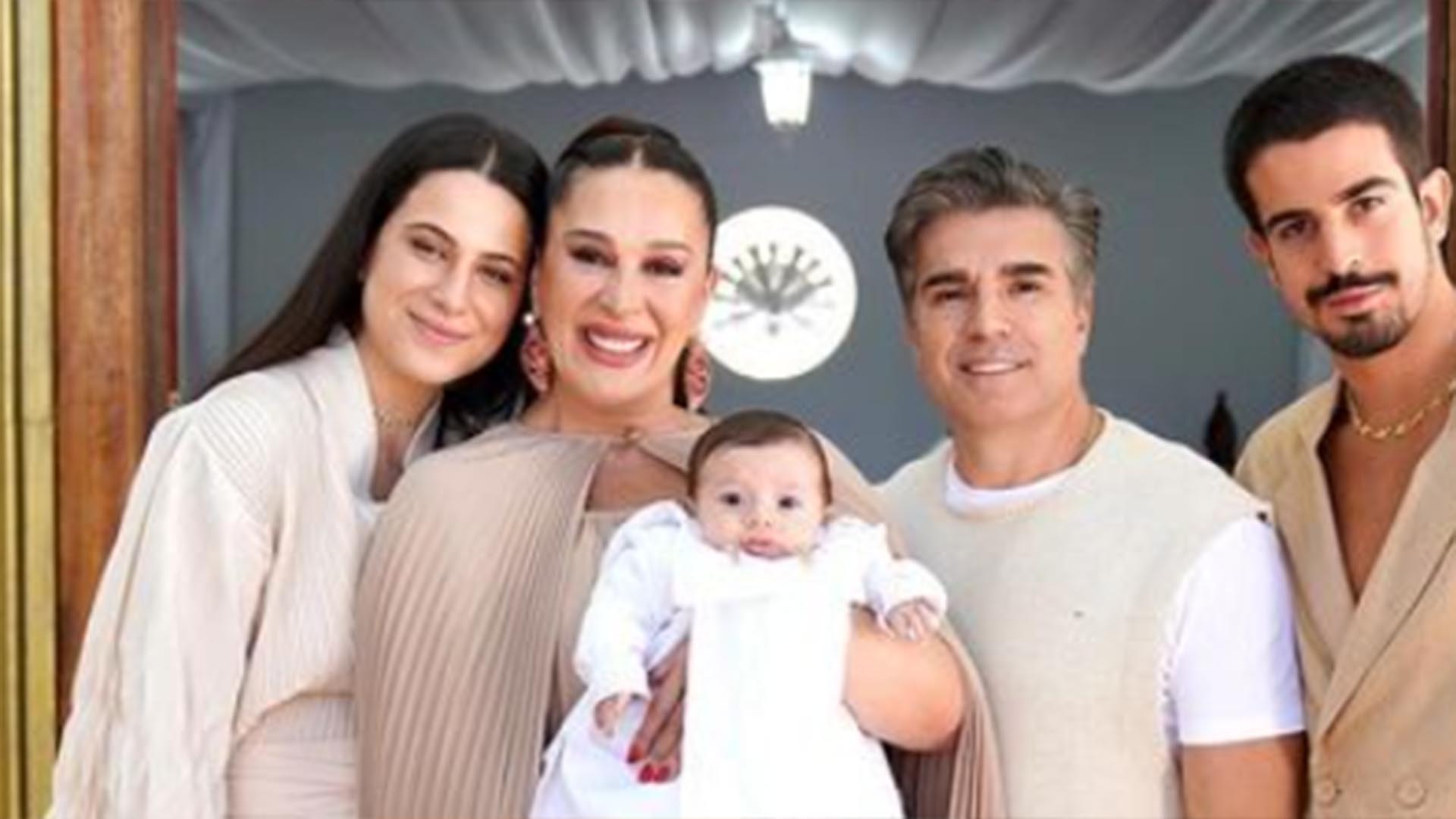 Claudia Raia exibe fotos inéditas do batizado do filho caçula, Luca