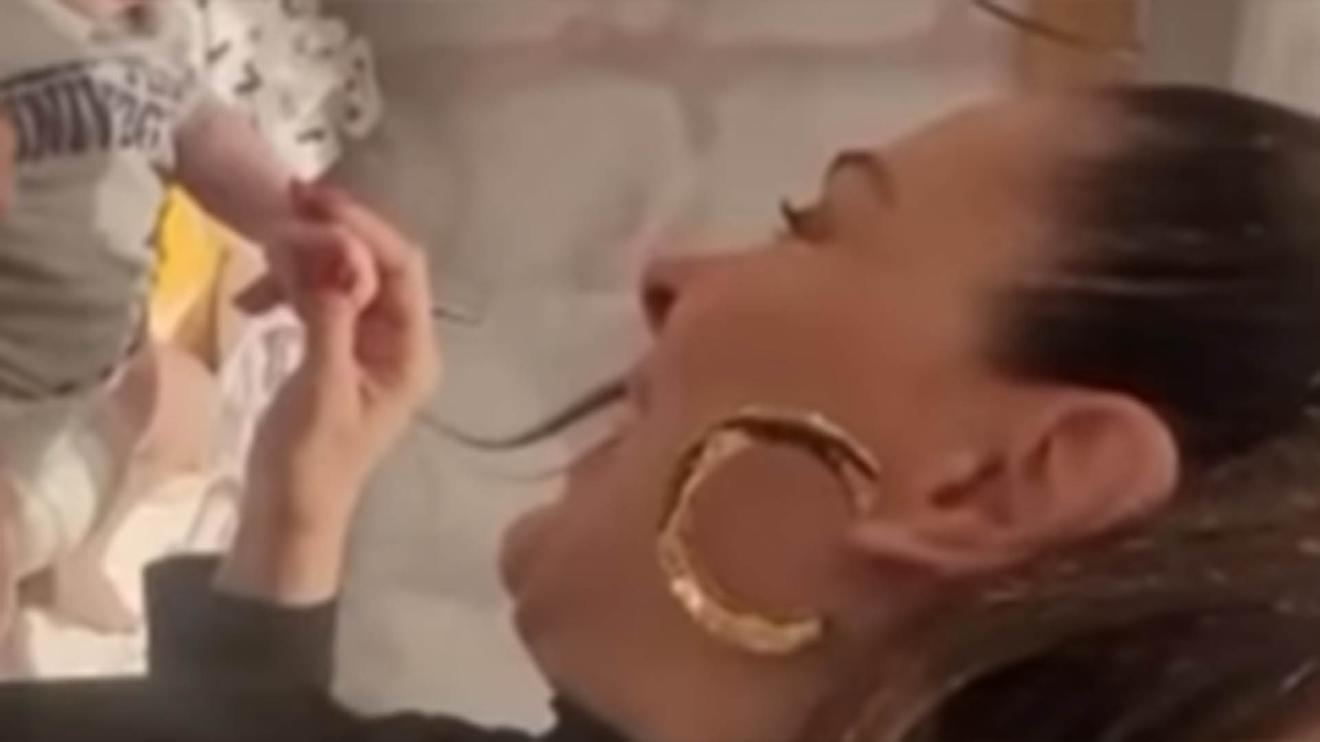 Claudia Raia exibe vídeo do filho caçula, Luca, dando sorrisos no trocador