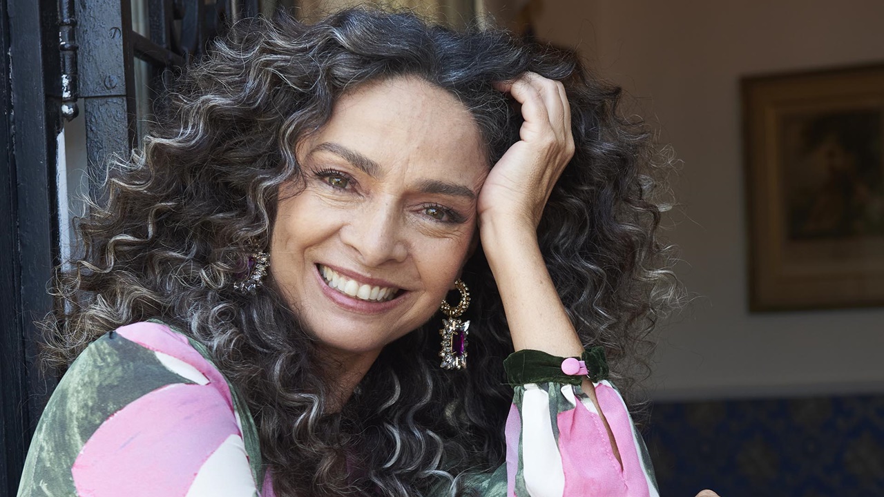 Aos 60 anos, Claudia Ohana desabafa sobre envelhecer: “Estou perdendo roupas”