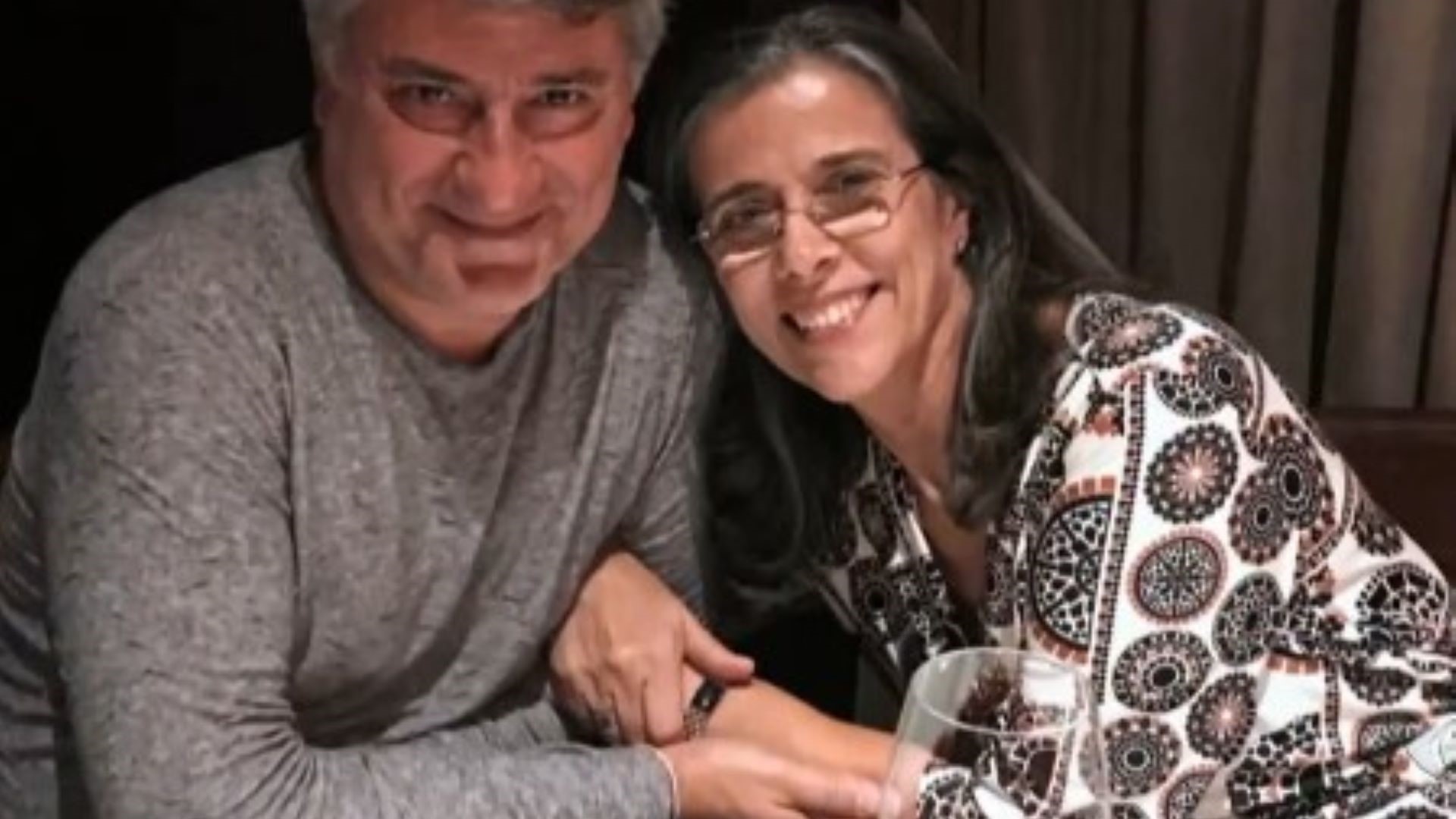 Em homenagem, esposa de Cleber Machado relata romance profundo entre tapas e beijos