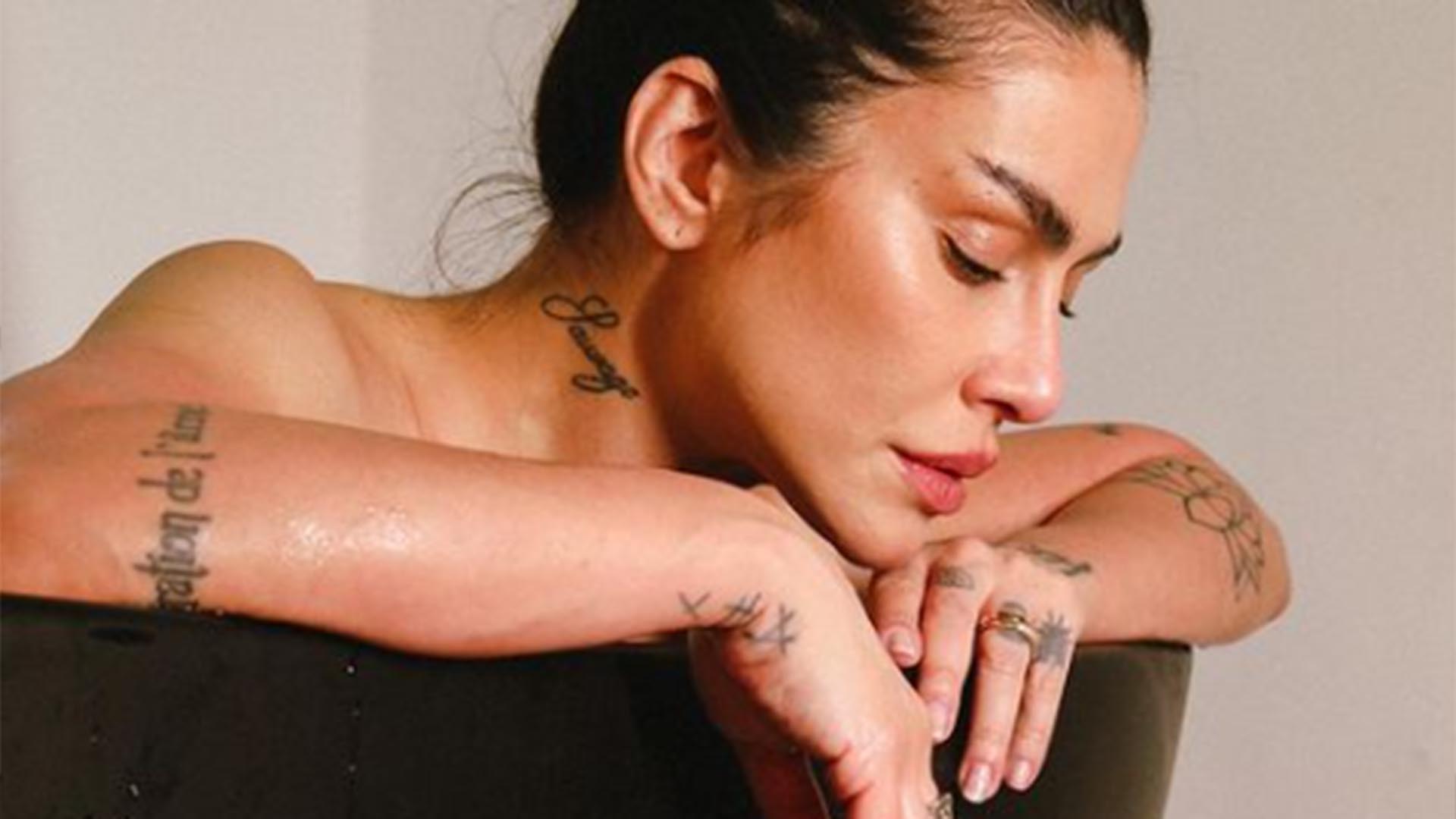 Cleo esbanja sensualidade ao fazer fotos na banheira com espuma