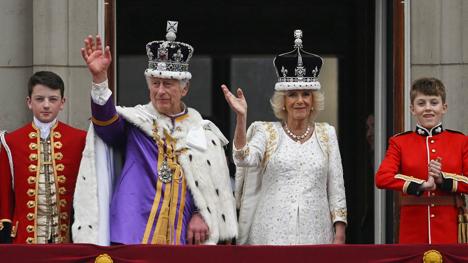 Sem Harry, Rei Charles III reúne membros da família na varanda do Palácio de Buckingham