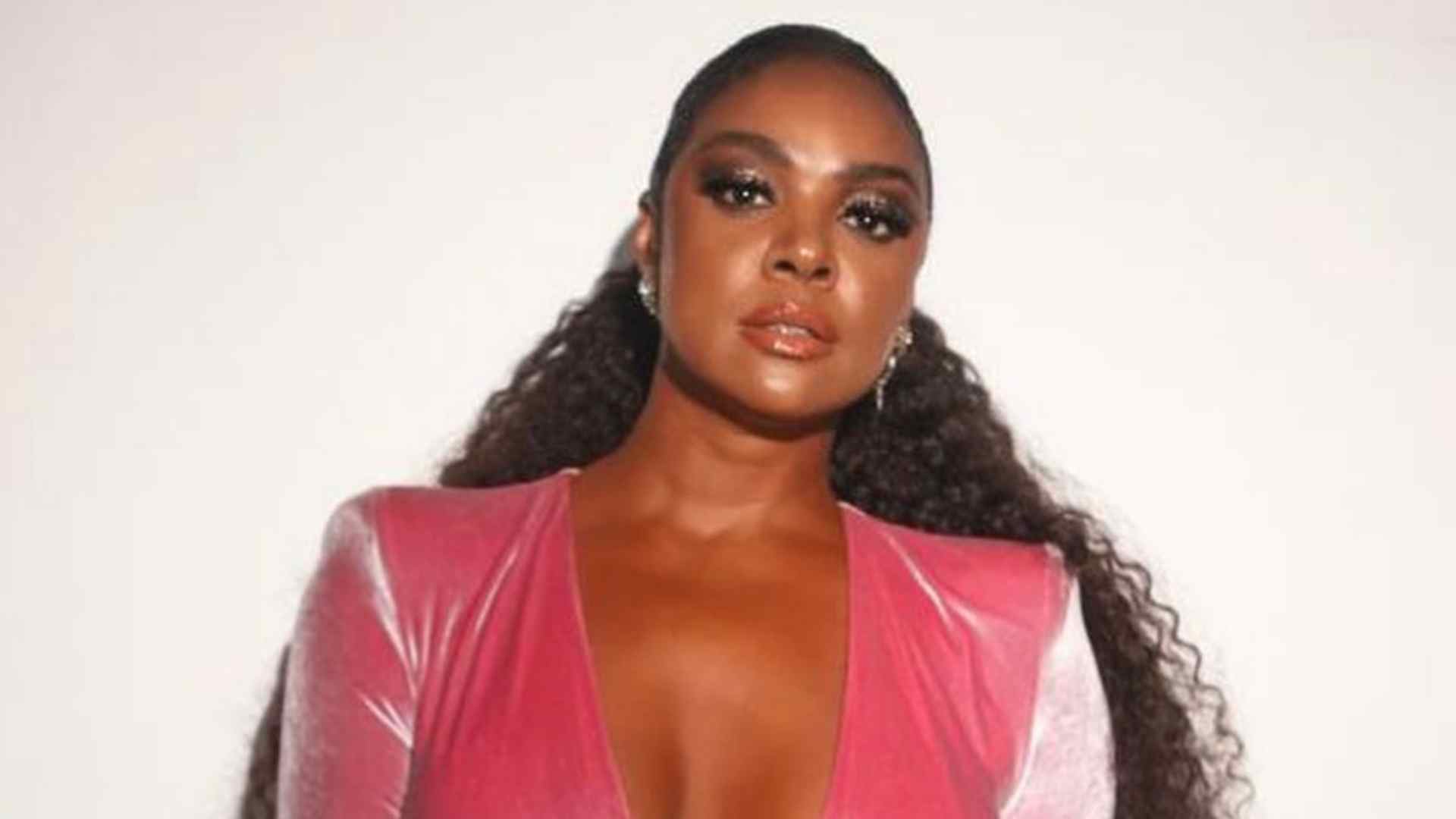 Cris Vianna aposta em vestido com decote no limite e fenda ousada: “Deusa”