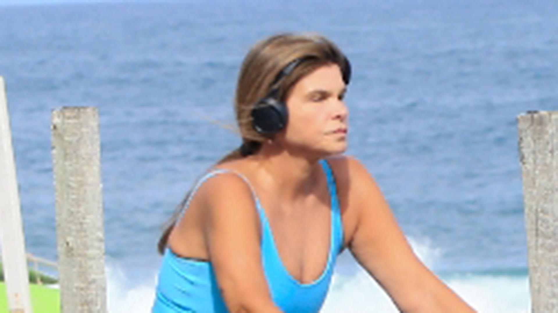 Com look justo, Cristiana Oliveira curte passeio de bicicleta no Rio de Janeiro