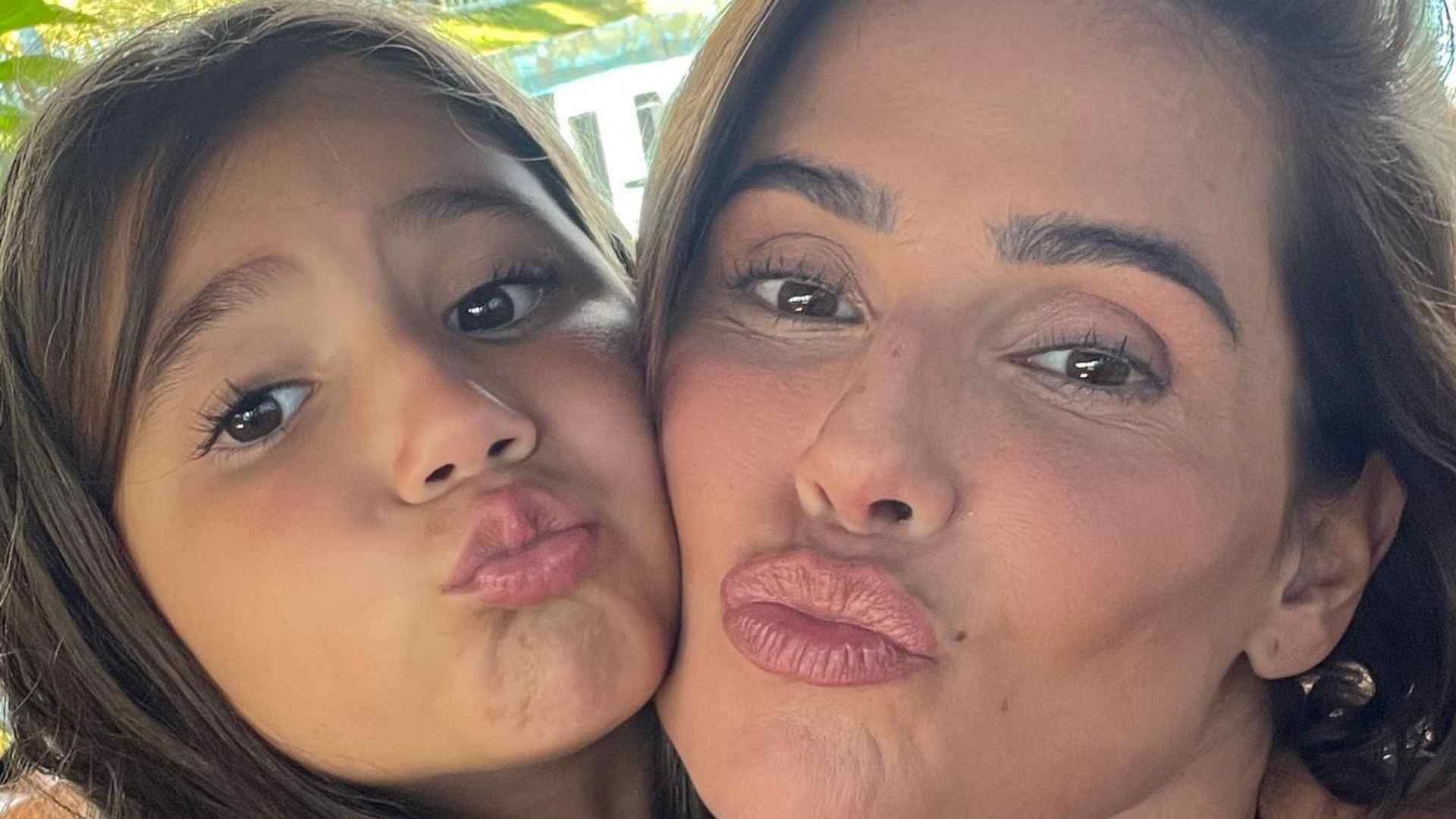Deborah Secco divide cliques encantadores com a filha e se declara: “Meu grande amor”