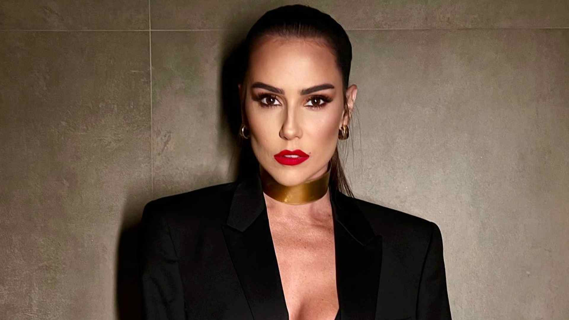 Deborah Secco ostenta decote generoso ao usar blazer do marido: “Estilosa”