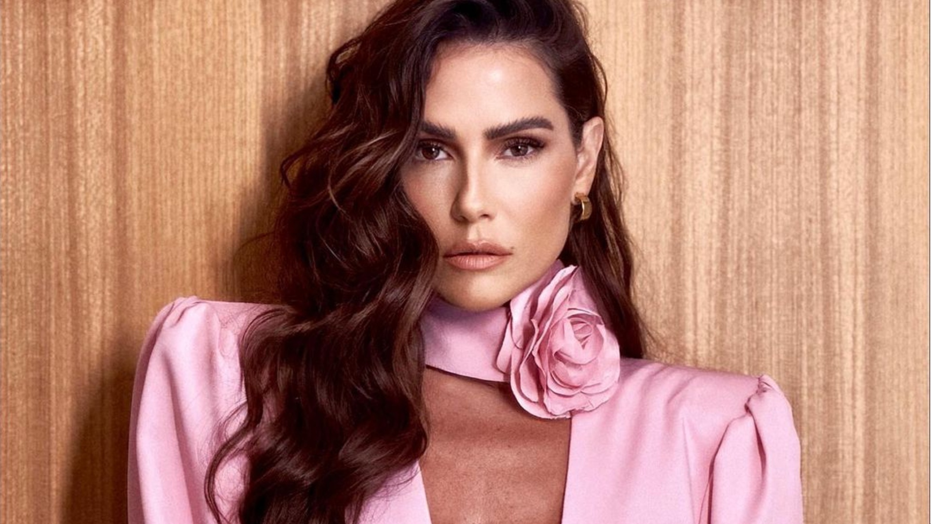 Com decote até o umbigo, Deborah Secco dispensa sutiã e exibe decote perfeito: ”Que linda”