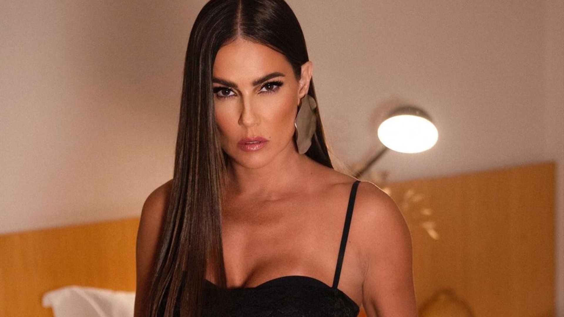 Bissexual, Deborah Secco já namorou artista famosa no passado; relembre