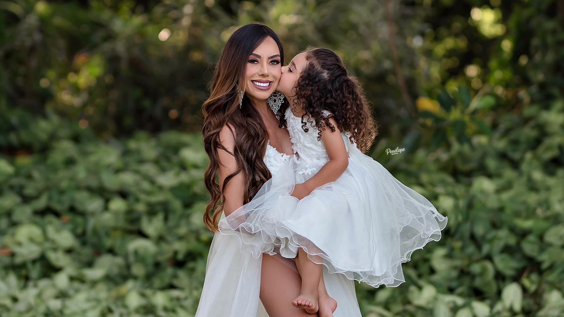 Esposa do sertanejo Edson, Deia Cypri faz ensaio com a filha para o Dia das Mães