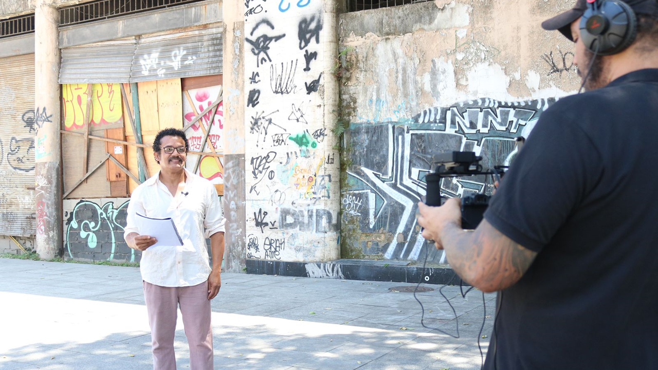 Deo Garcez lança documentário e reflete sobre debate racial na TV: “Luta ancestral”
