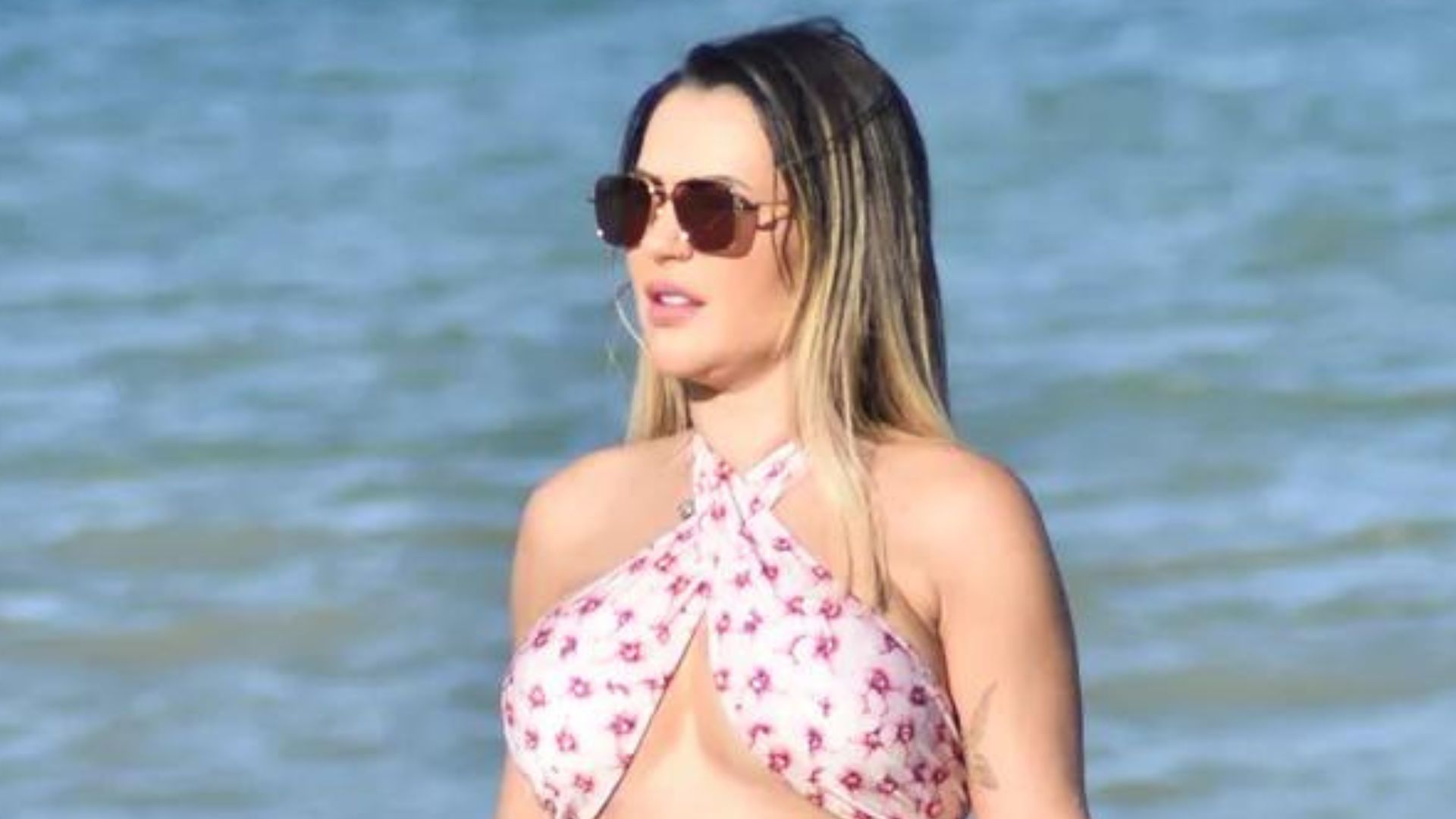 Tá estourada! Deolane Bezerra é flagrada com biquíni cavadíssimo em praia no Rio