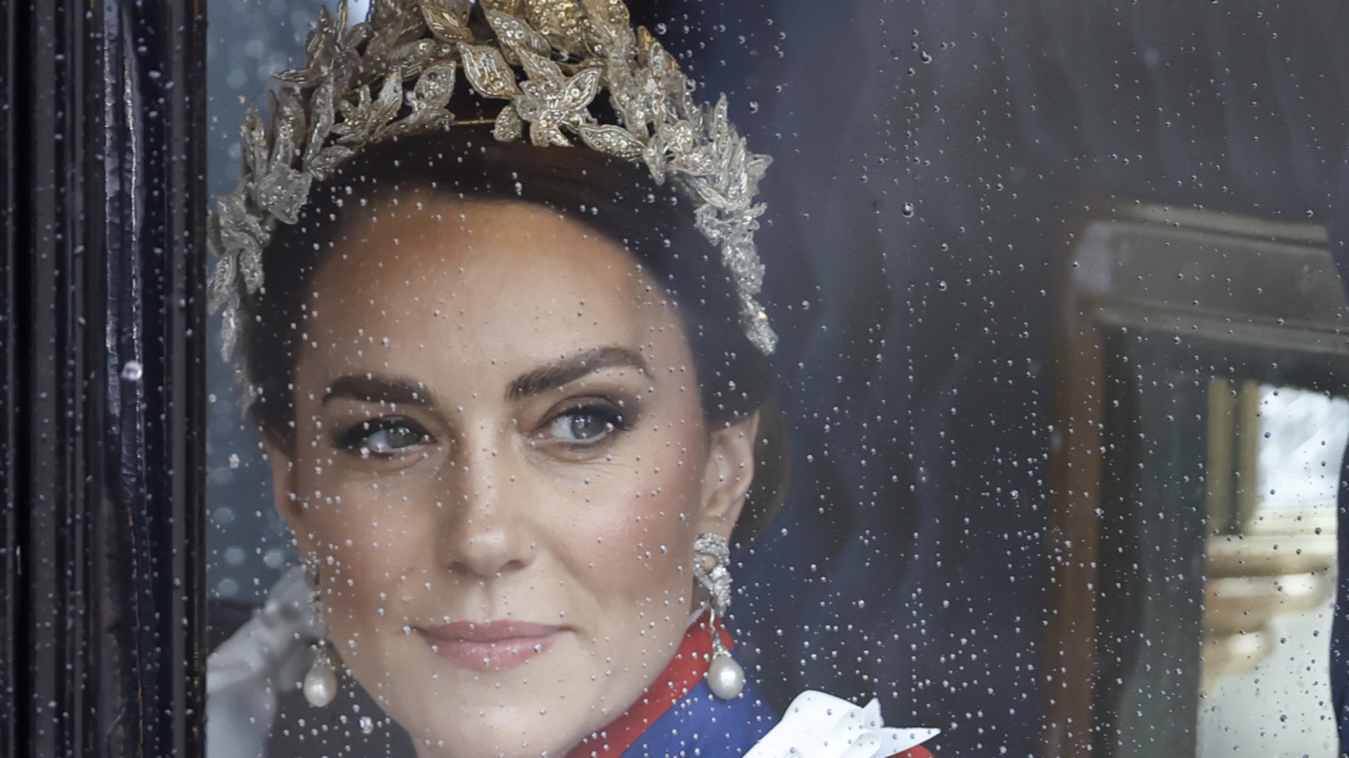 Adereço usado por Kate Middleton na coroação homenageava a Rainha Elizabeth II