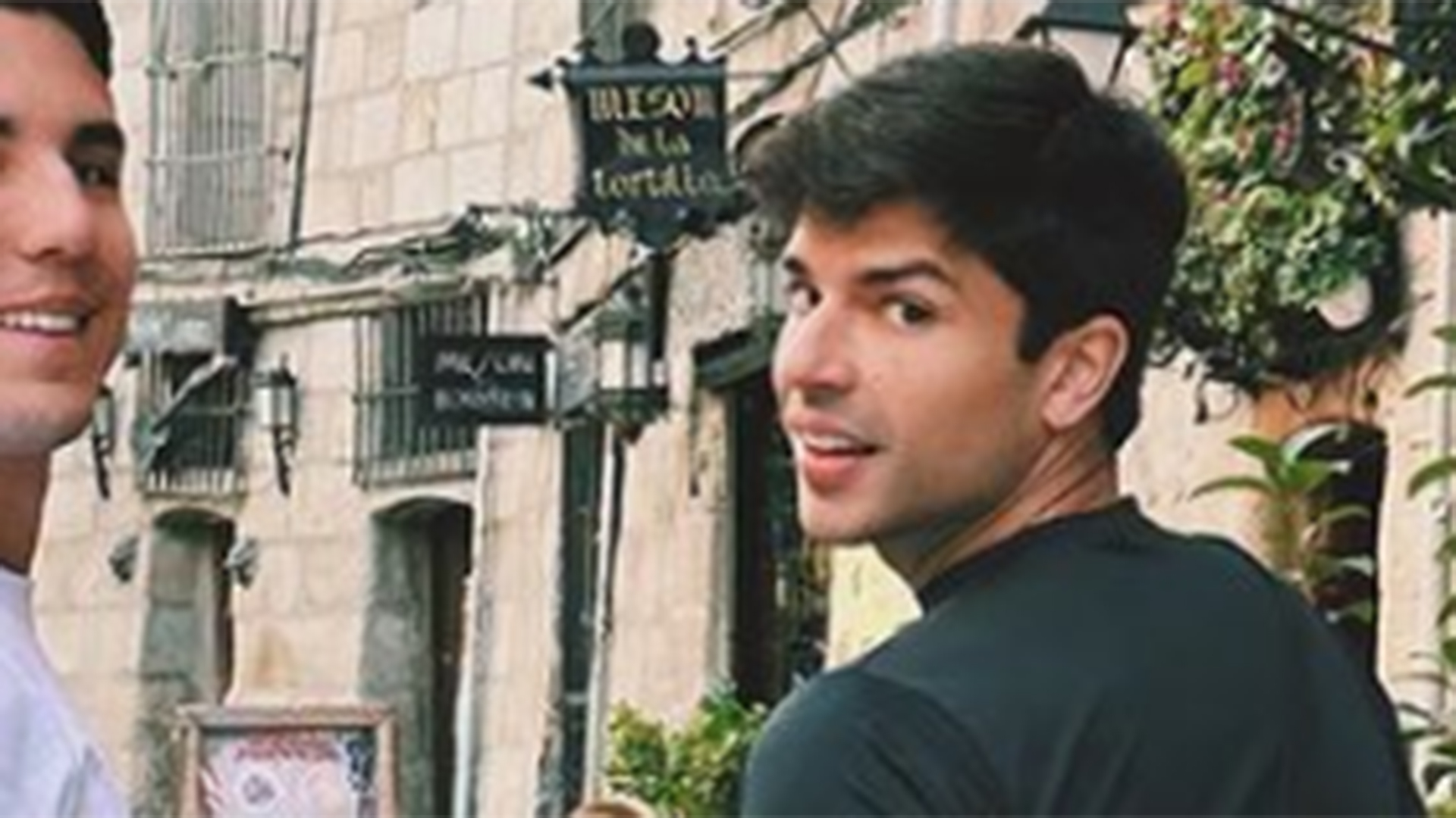 Diego Montez exibe fotos raras com o namorado durante viagem
