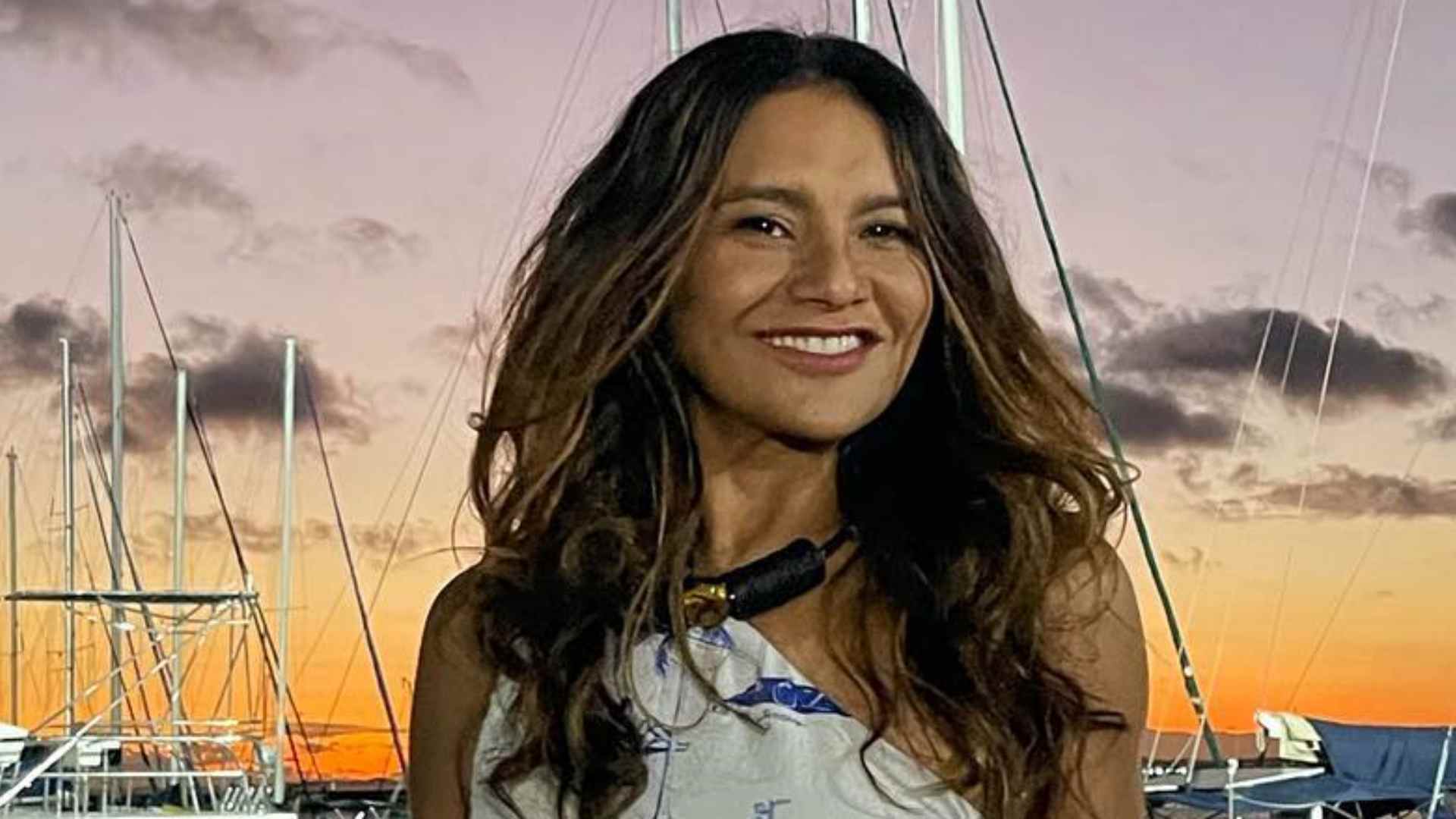 Dira Paes esbanja beleza ao apostar em vestido longo durante viagem: “Lindíssima”