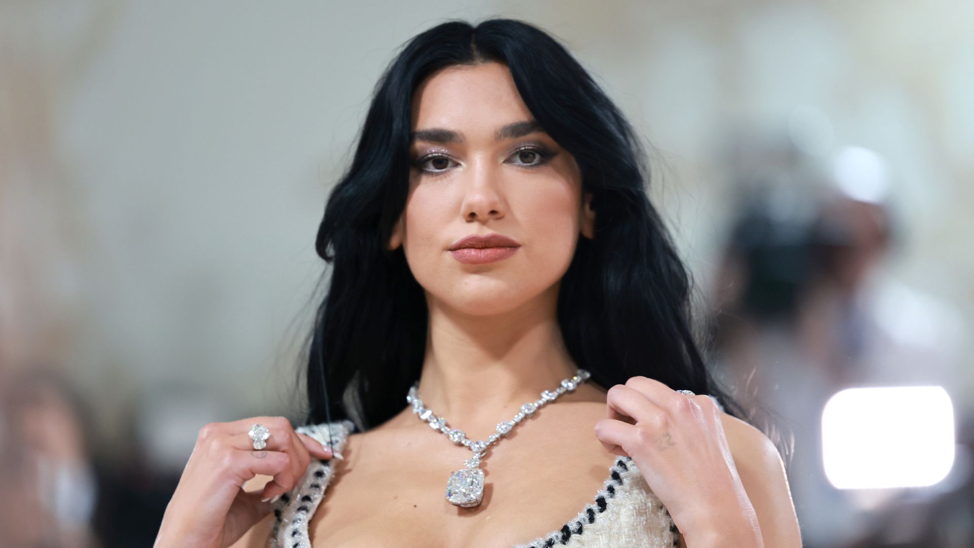 Dua Lipa usa colar exclusivo avaliado em milhões no Met Gala; saiba o valor