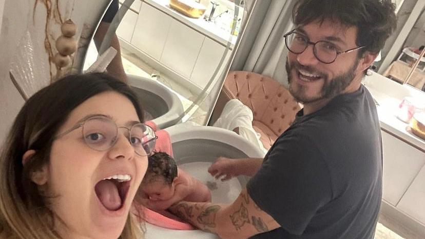 Eliezer brinca e diz que Lua não puxou Viih Tube e gosta de banho