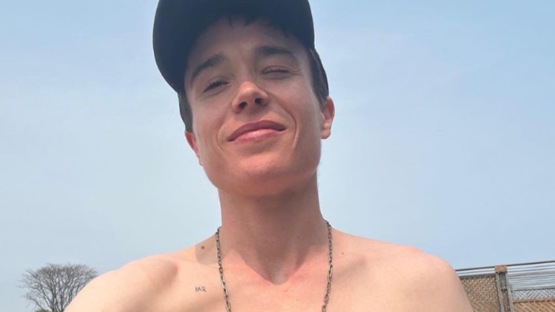 Elliot Page posa sem camisa e expõe orgulho: ‘Alegria trans’