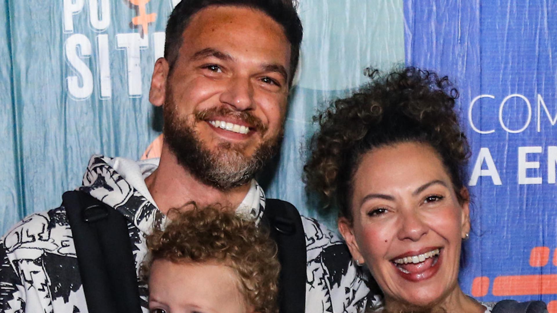 Emilio Dantas leva os filhos gêmeos e a esposa para evento no Rio de Janeiro