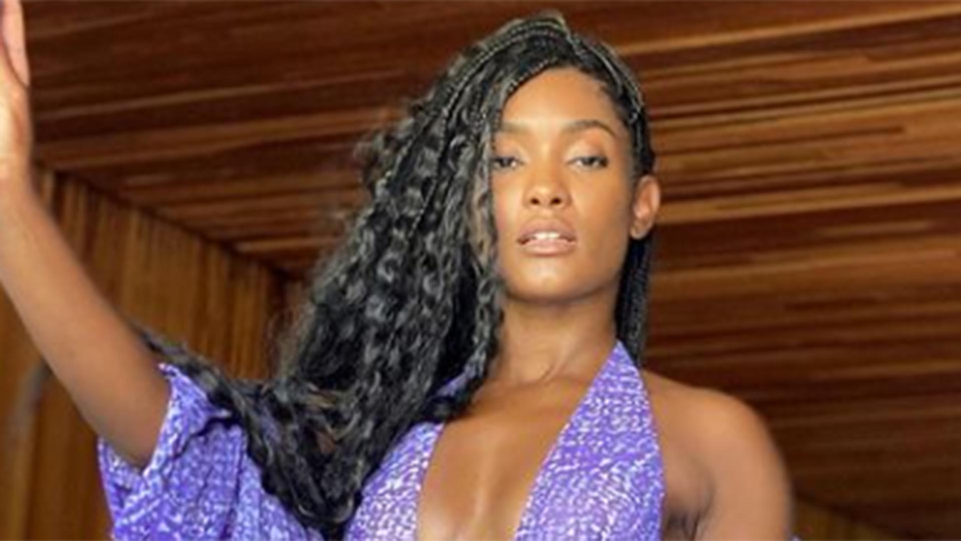 Erika Januza arrasa ao usar maiô cavado e com decote até o umbigo