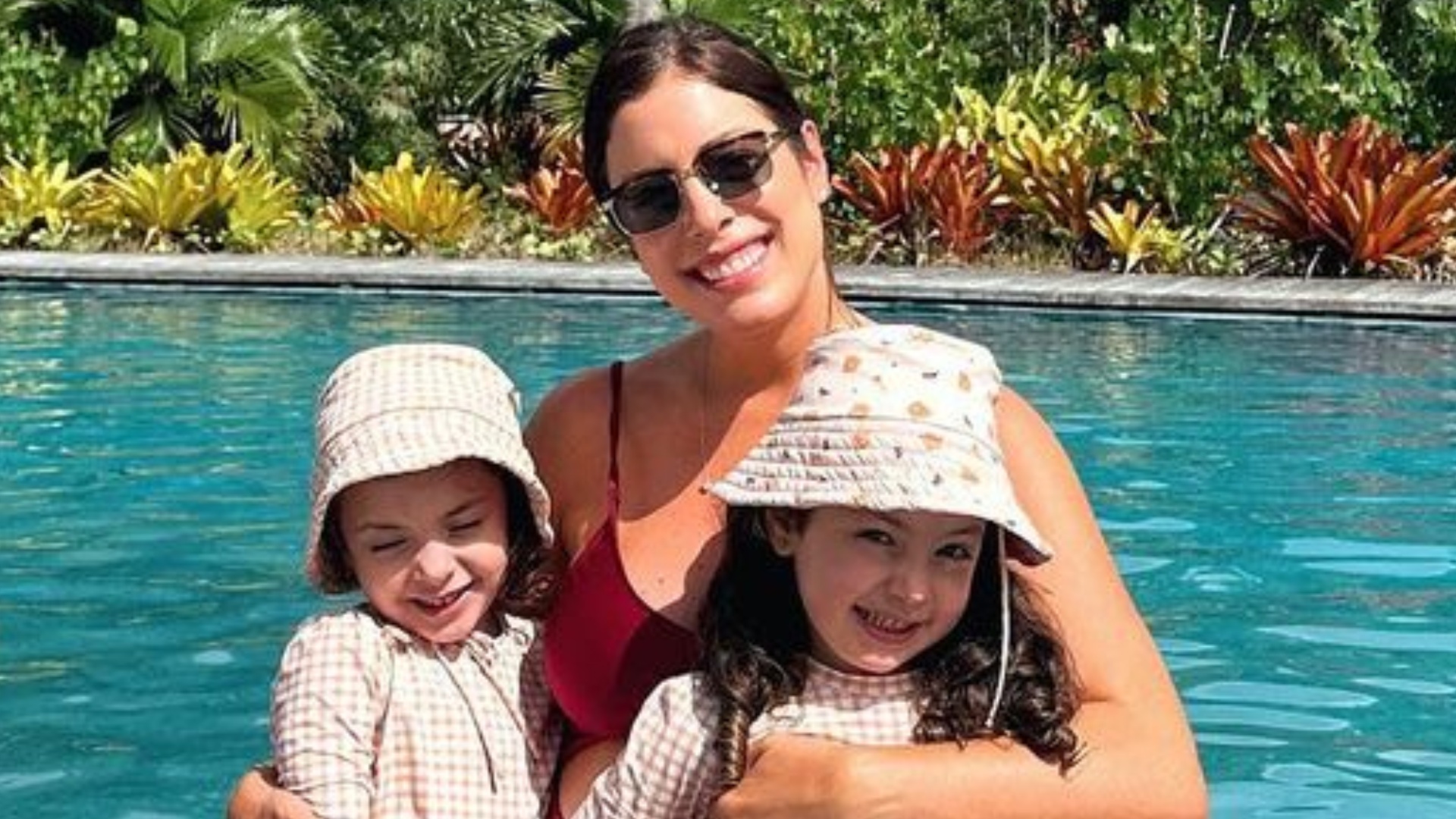 Na piscina com as filhas gêmeas, Fabiana Justus exibe barrigão: ‘Lindas demais’
