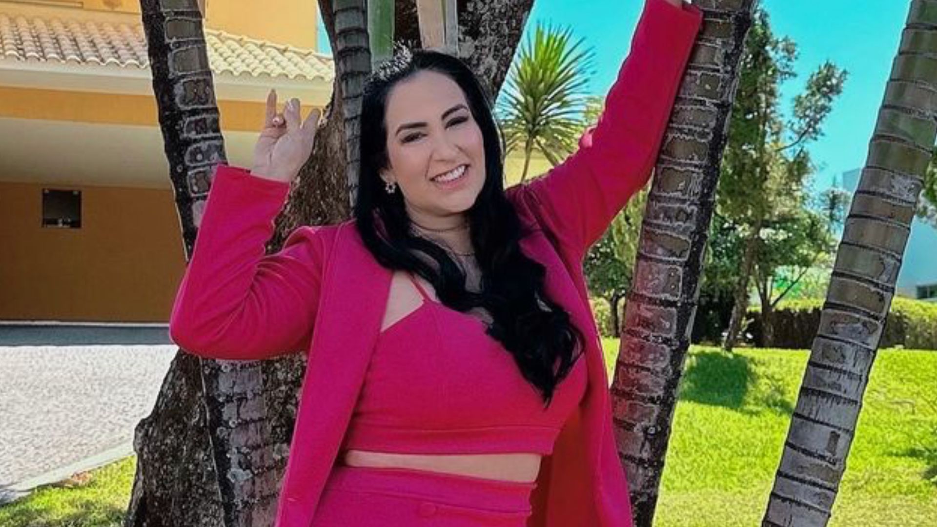 Fabiola Gadelha deixa pernões em evidência ao posar de microconjuntinho pink