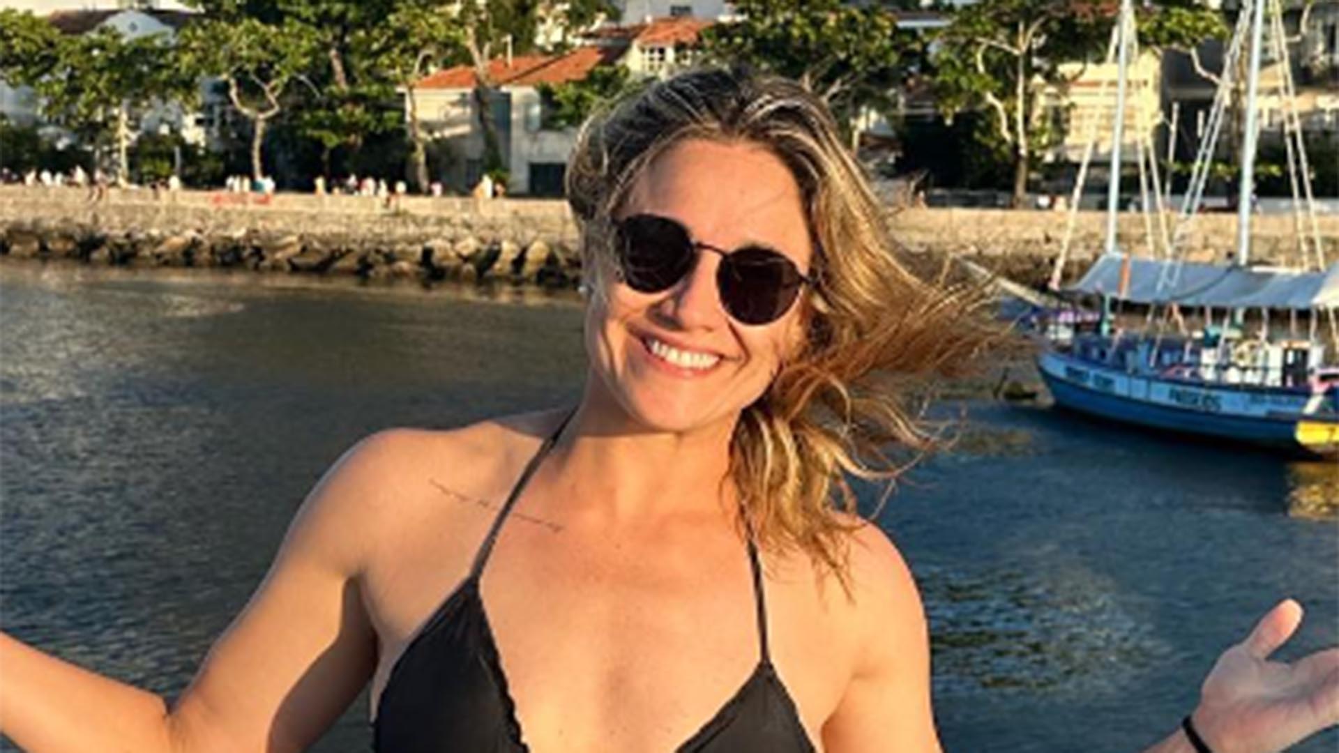 Fernanda Gentil exibe a barriga sarada em foto de biquíni