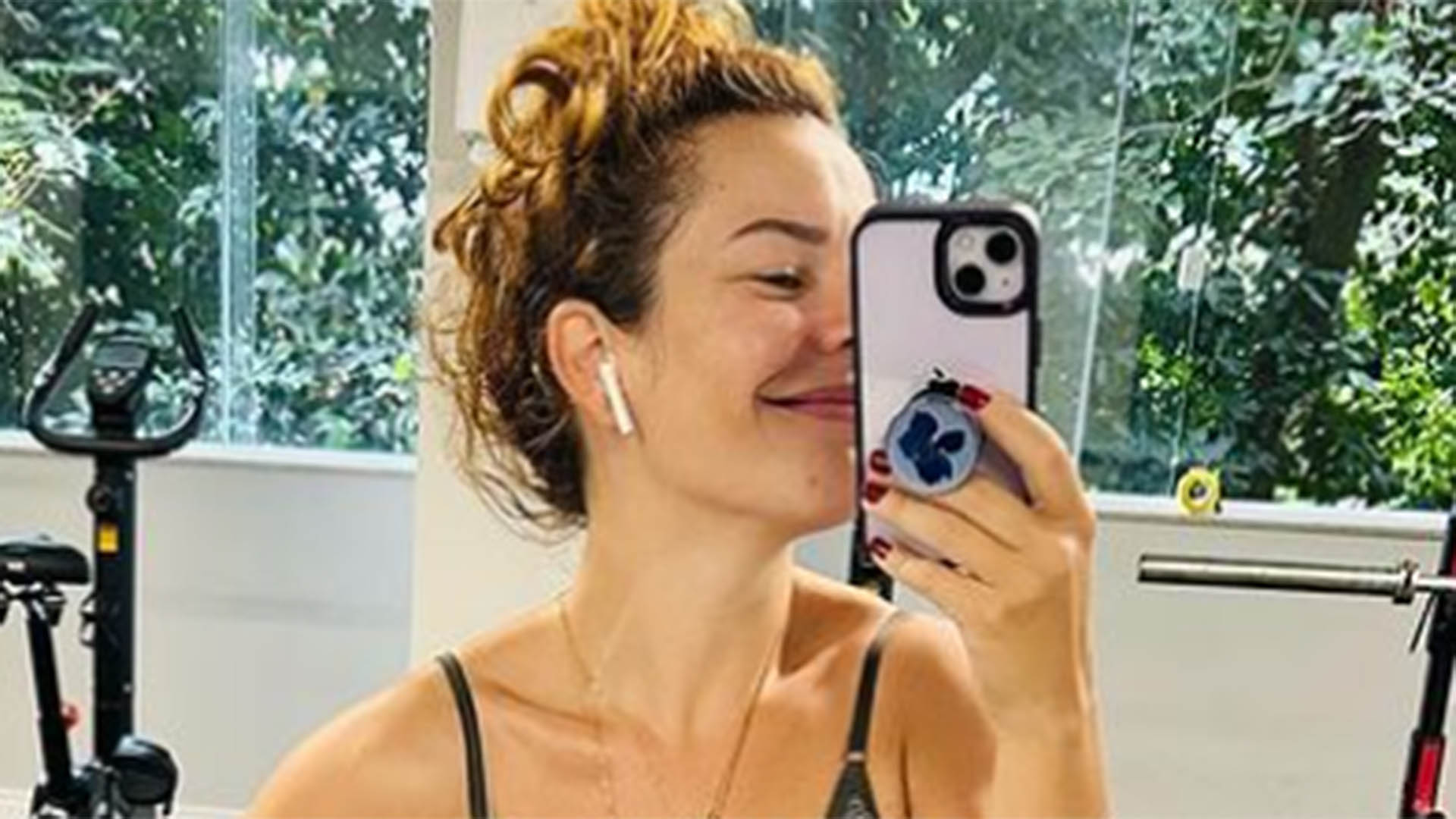 Fernanda Souza exibe a barriga reta em selfie na academia