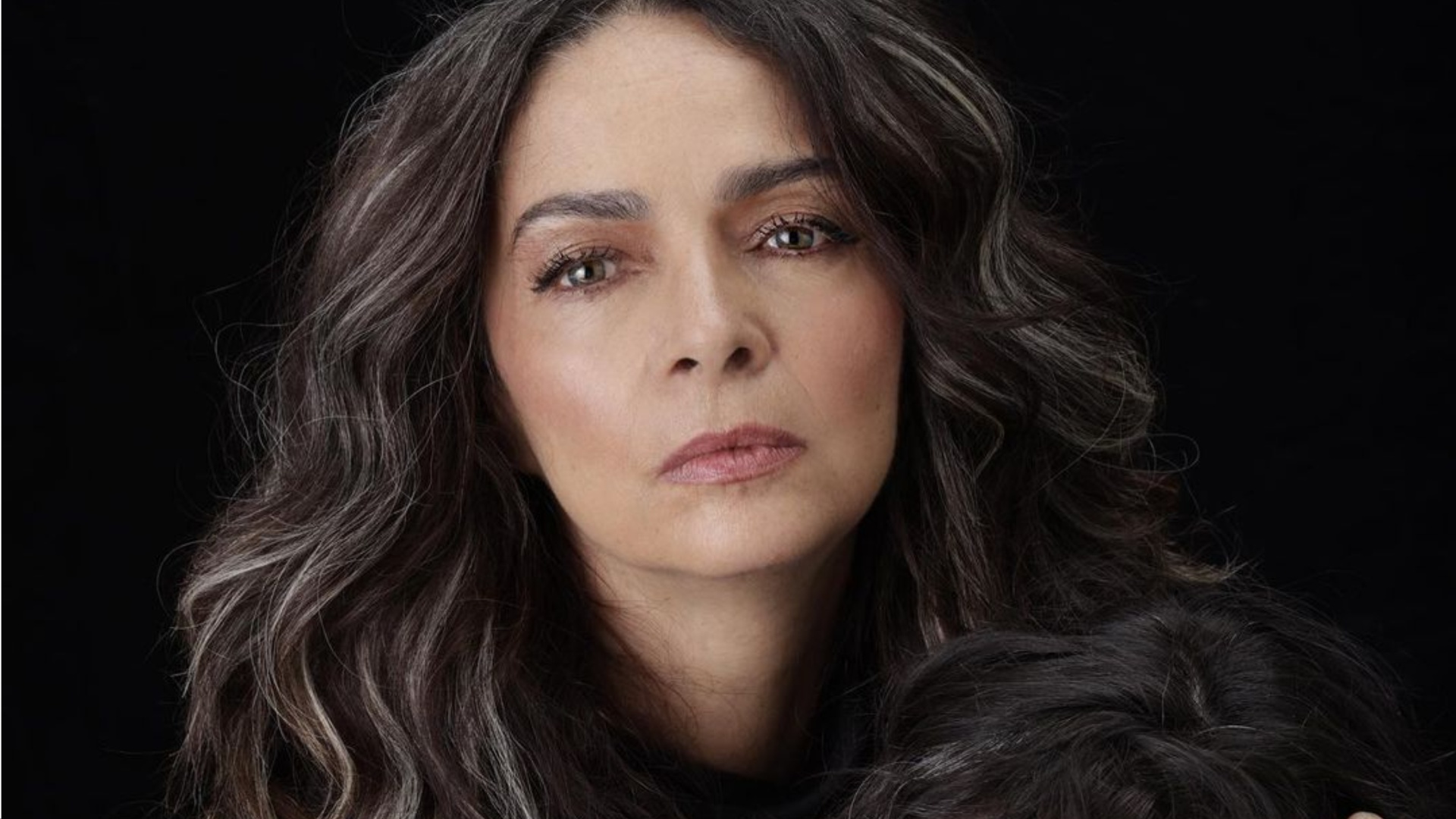Filha de Claudia Ohana choca ao surgir com a atriz: ”Parecem gêmeas”