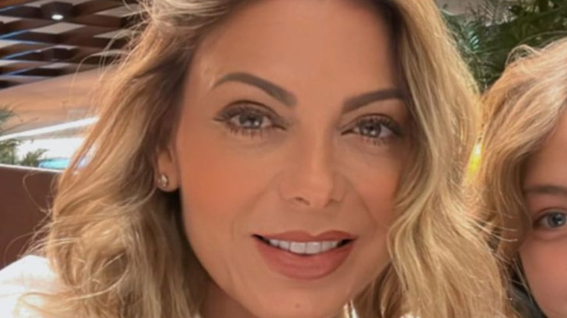 Clone? Filha de Sheila Mello choca ao surgir ao lado da mãe: ”Gêmeas”