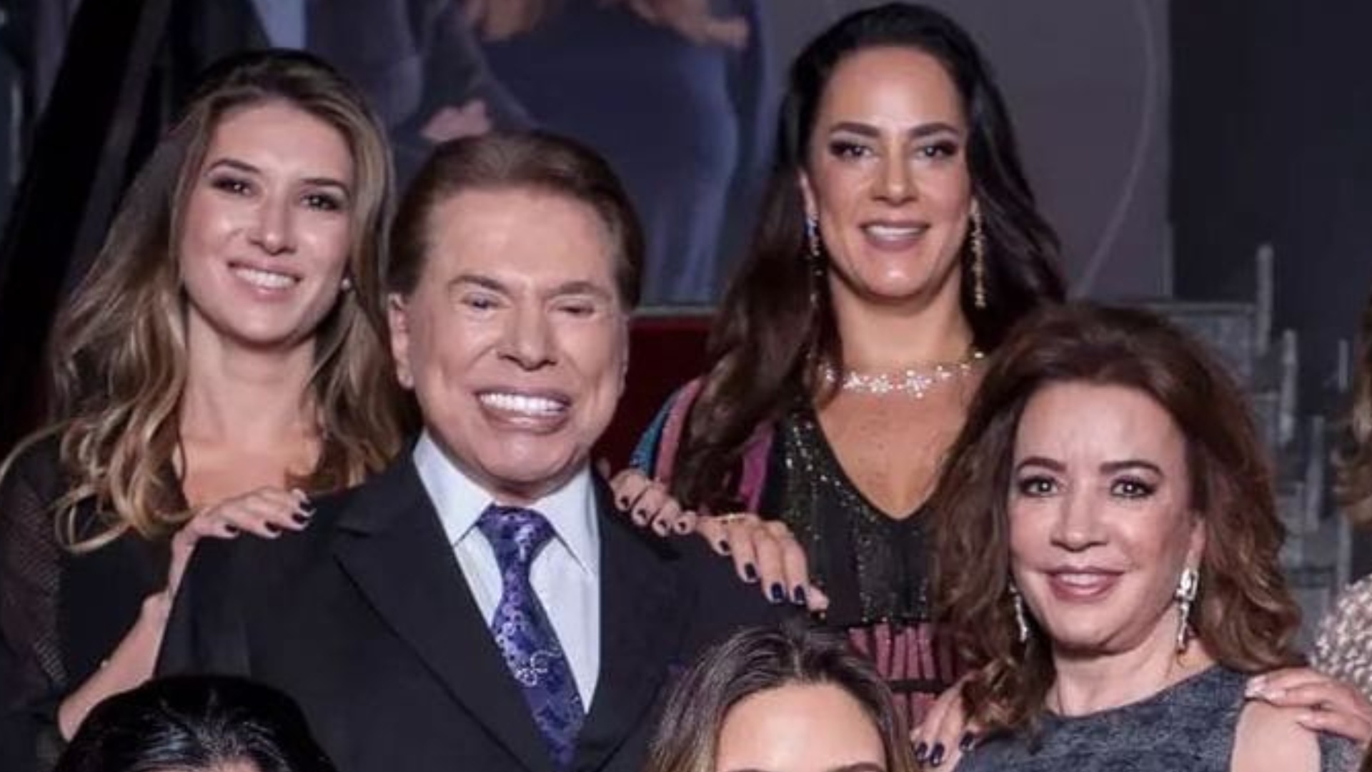 Silvia Abravanel encanta ao mostrar foto com as irmãs grávidas: ”Chegando”