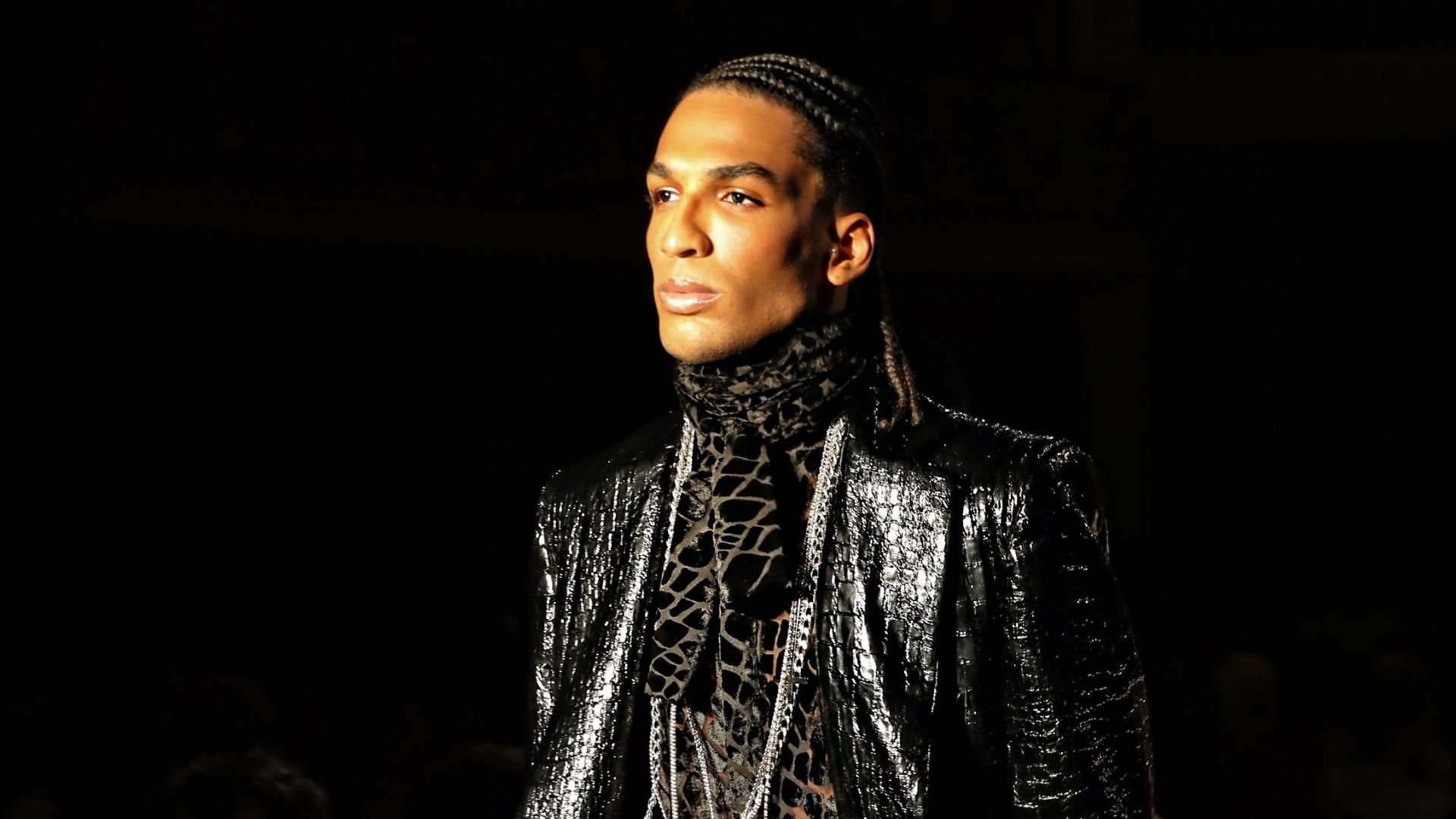 Filipe Maia ganha ‘coroação’ em estreia no SPFW: ‘Sonho distante’