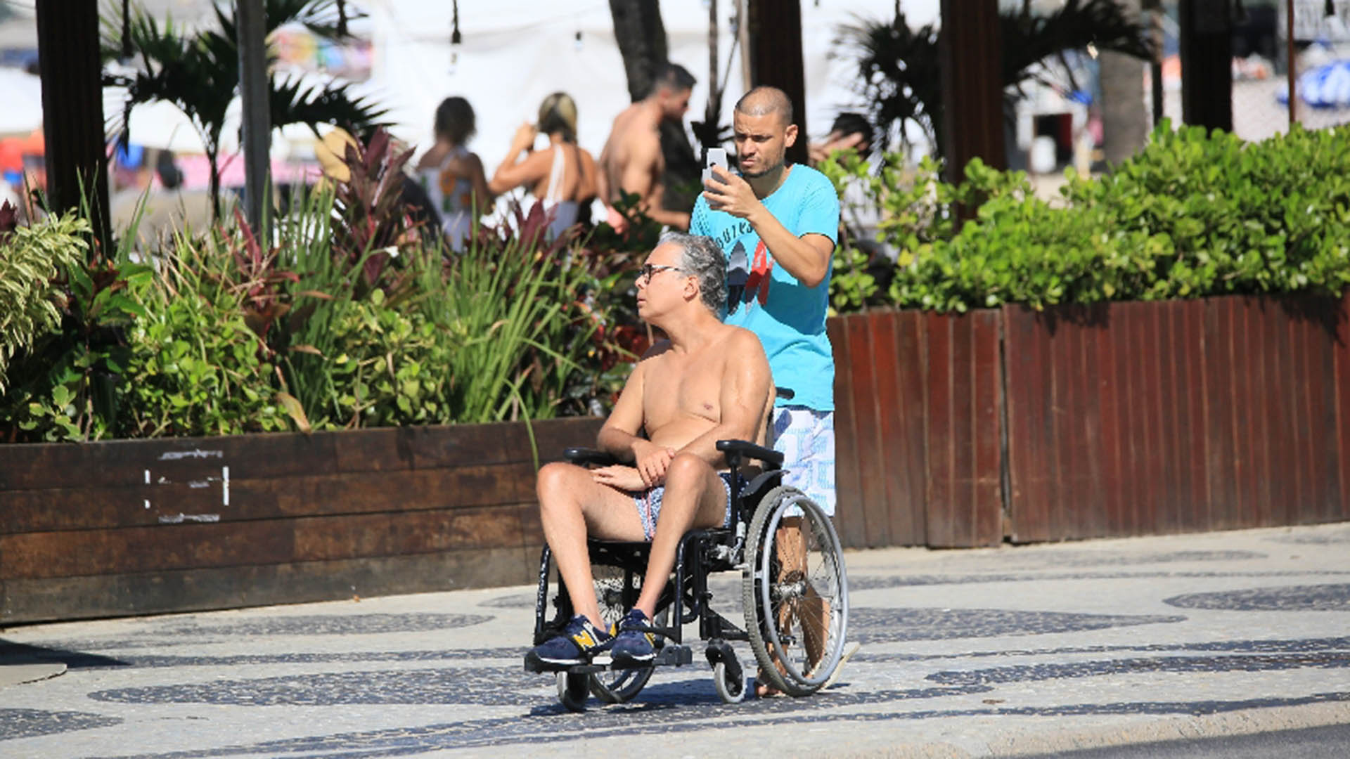 Flávio Silvino é flagrado em passeio na orla do Rio de Janeiro