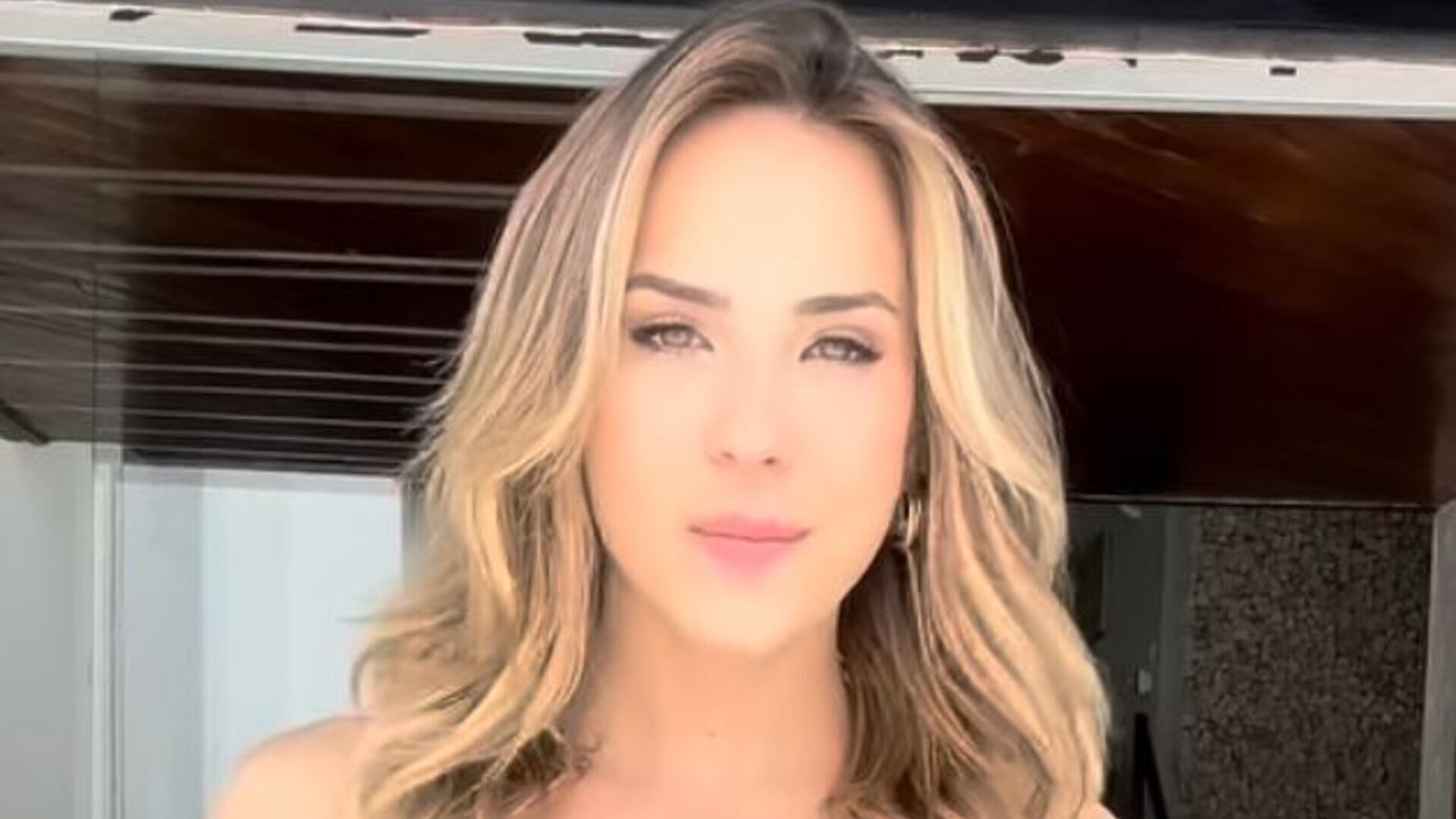 Gabi Martins dança com look decotado curtinho e manda indireta para ex: “Sabia dos riscos”