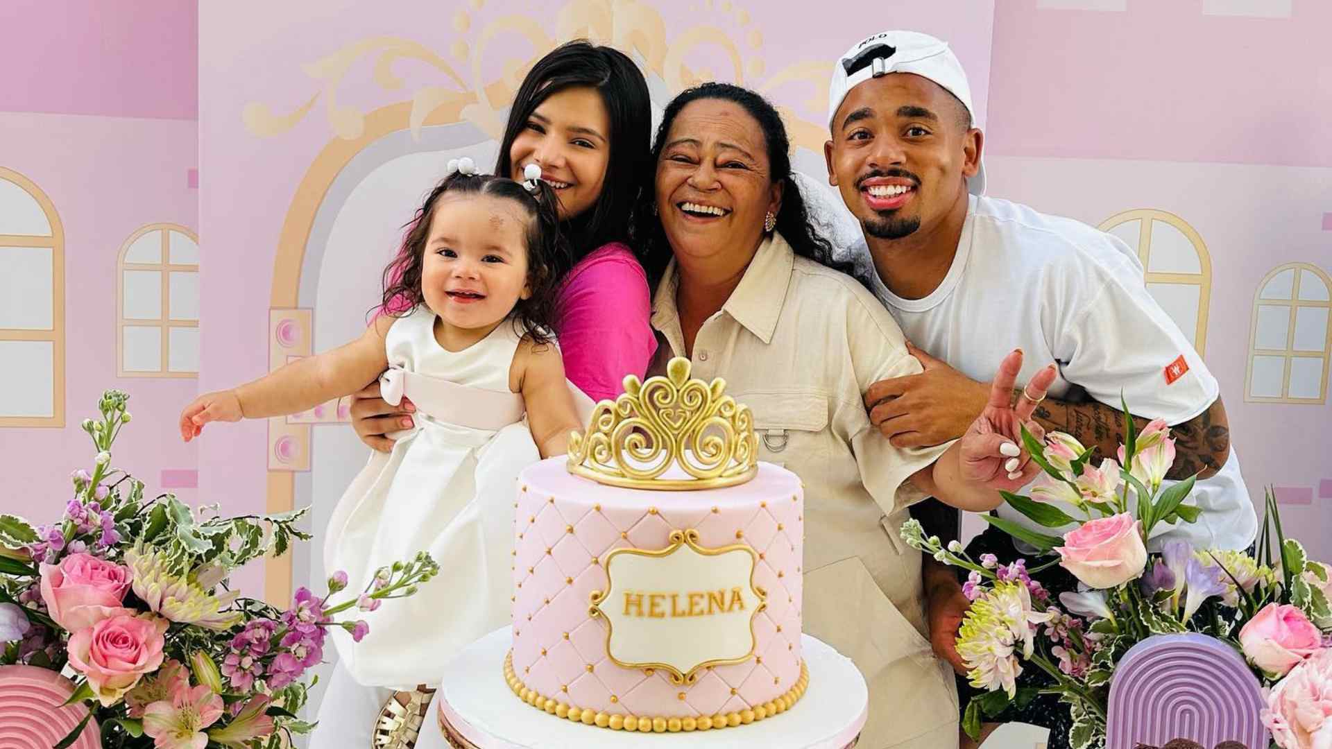 Gabriel Jesus e Raiane Lima comemoram aniversário de 1 ano da filha: “Nós te amamos”
