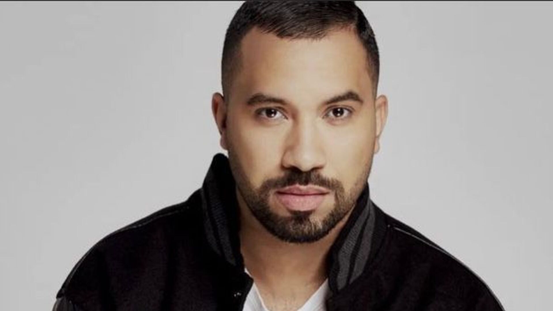 Gil do Vigor se irrita com comentários sobre participação de sua irmã em reality show