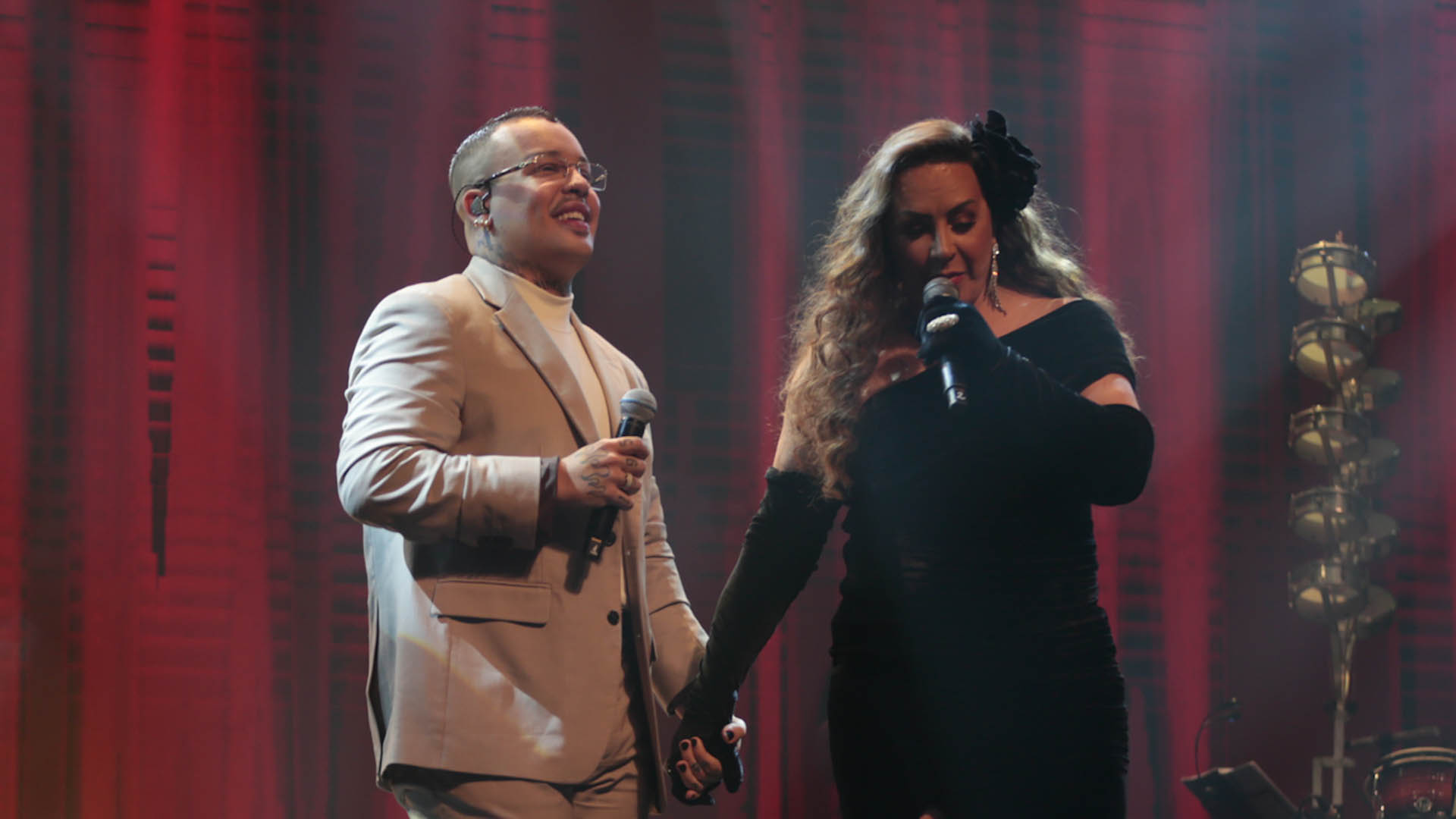 Gloria Groove canta ao lado da mãe, Gina Garcia, em show