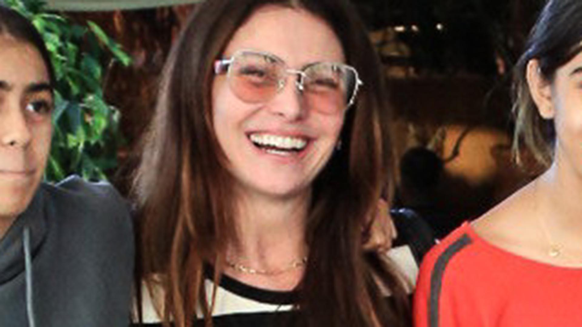 Giovanna Antonelli surge em momento raro com as gêmeas e o marido