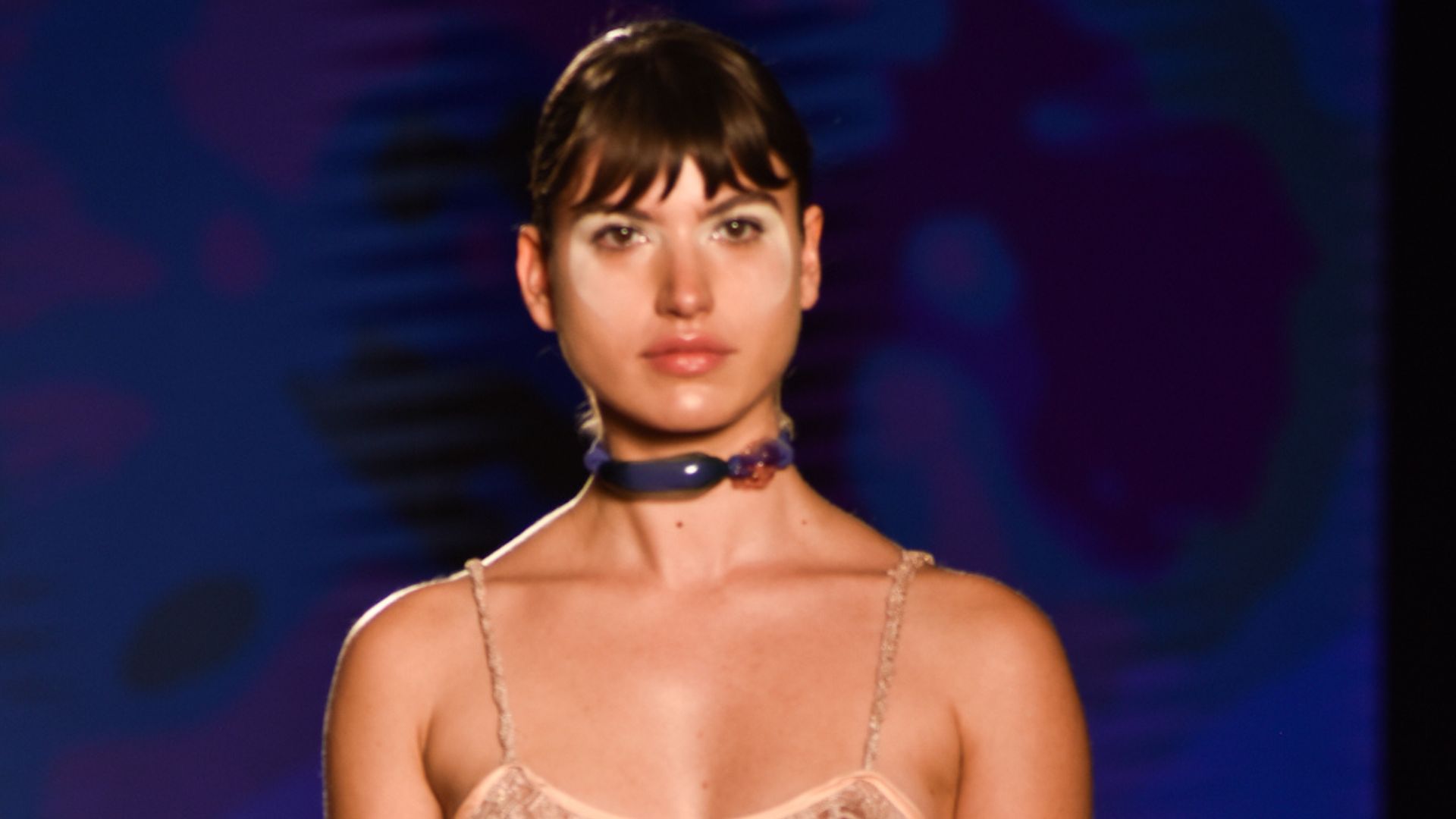 Ex-Chiquititas, Giovanna Grigio rouba a cena ao desfilar com os seios à mostra