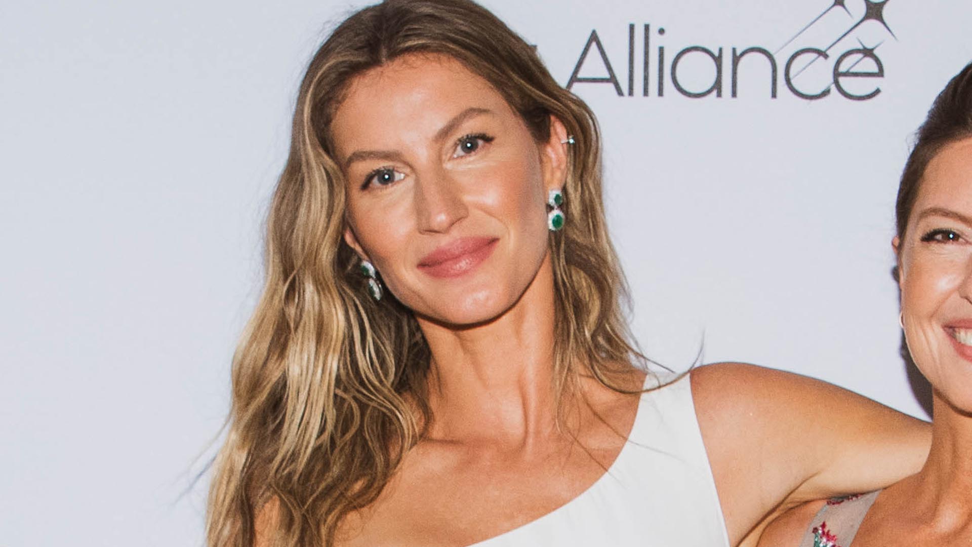 Gisele Bündchen faz rara aparição com a irmã gêmea em evento