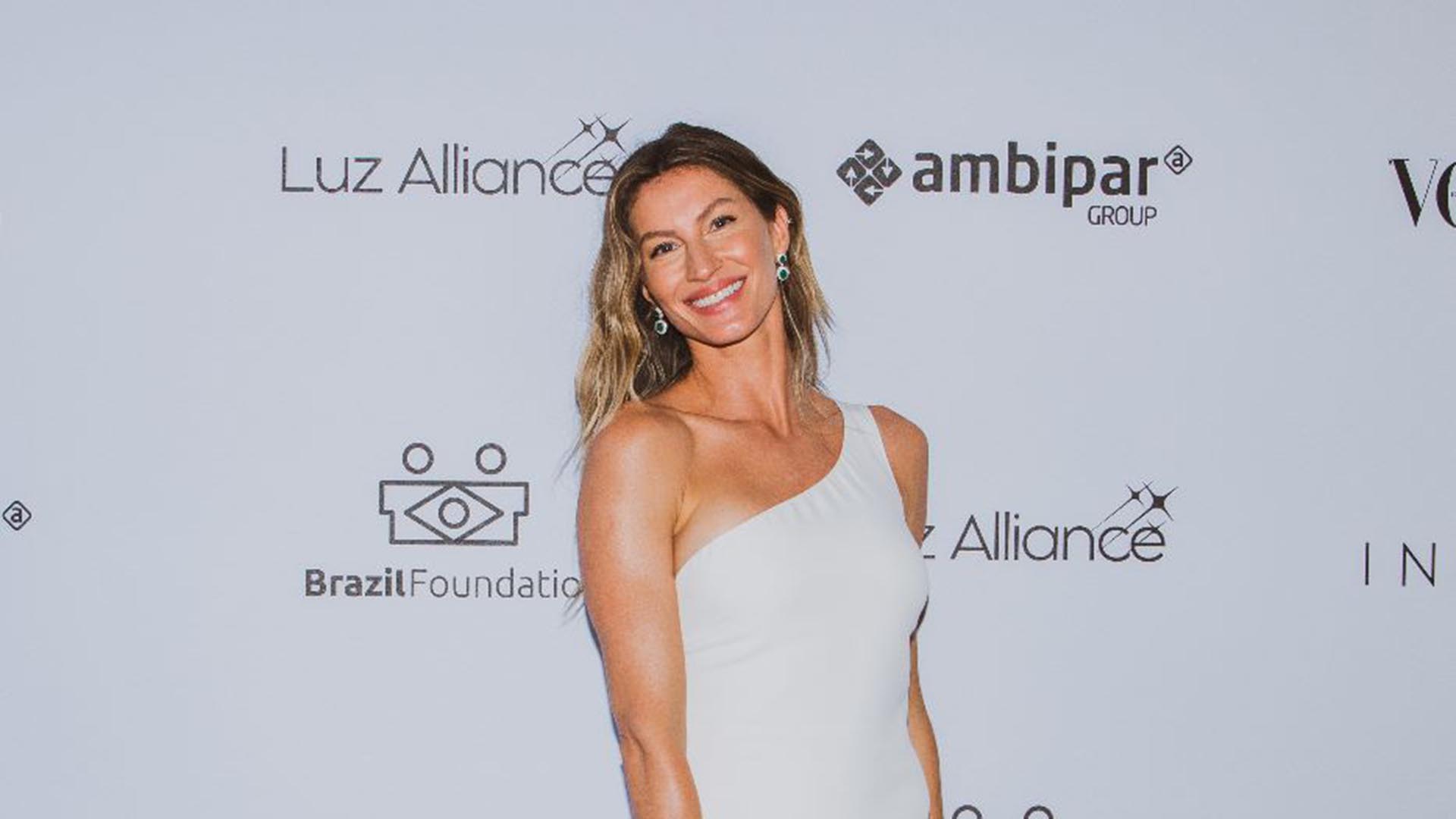 Gisele Bündchen arrasa com vestido de um ombro só em evento de gala em Miami