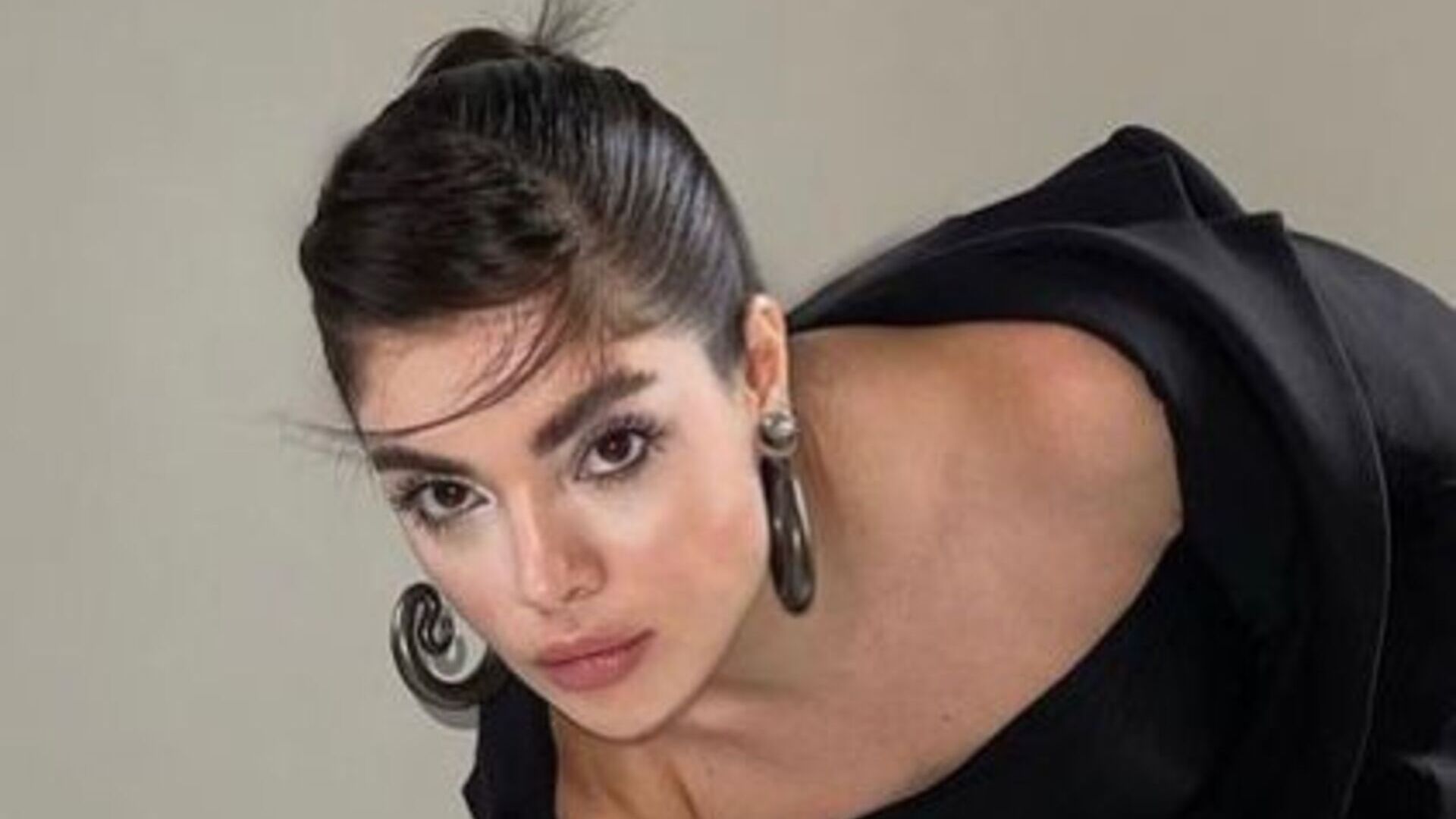Gkay causa comoção nas redes sociais ao usar sandália inusitada