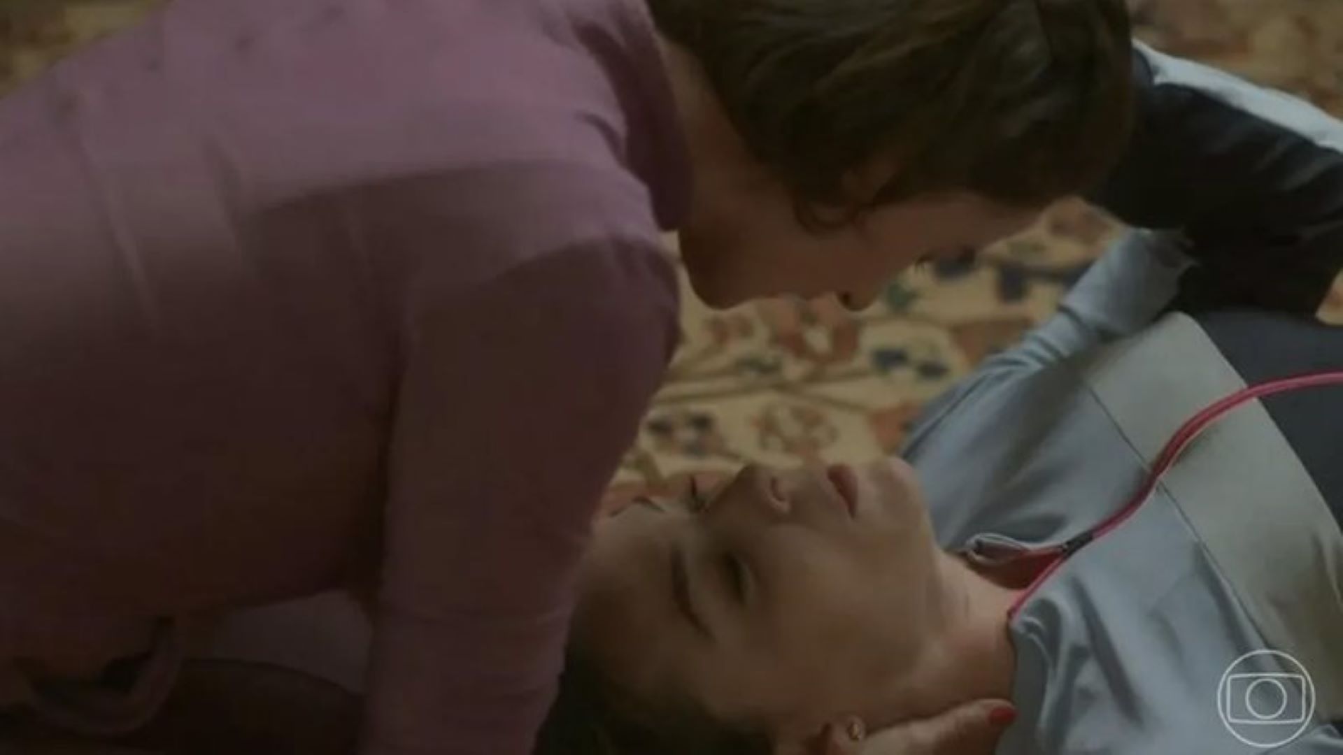 TV Globo fala sobre corte de cena do beijo entre Helena e Clara em ‘Vai na Fé’