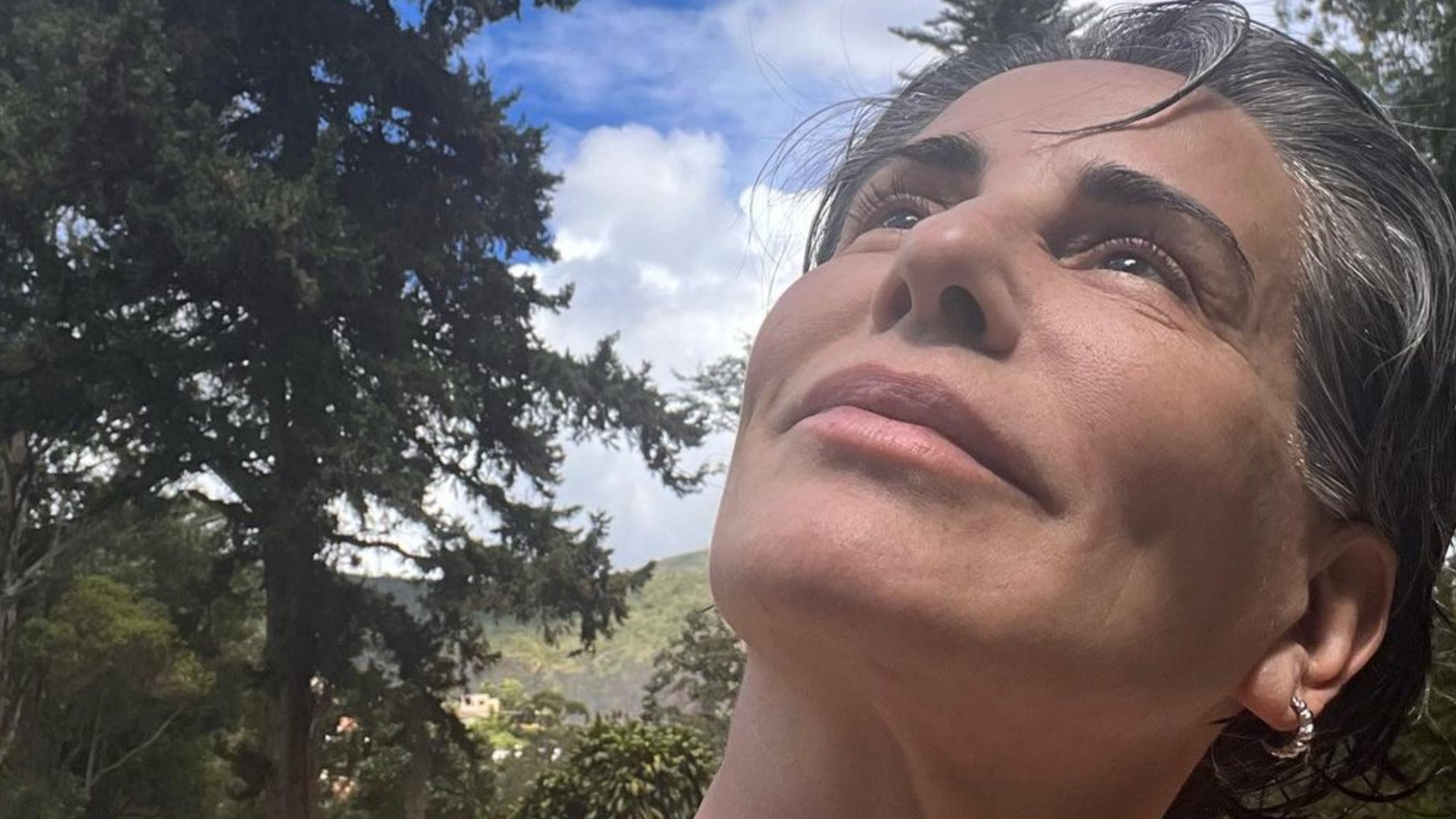 Sem filtro, Gloria Pires dá show de beleza natural ao tomar sol exibindo seus pés: ‘Perfeita’