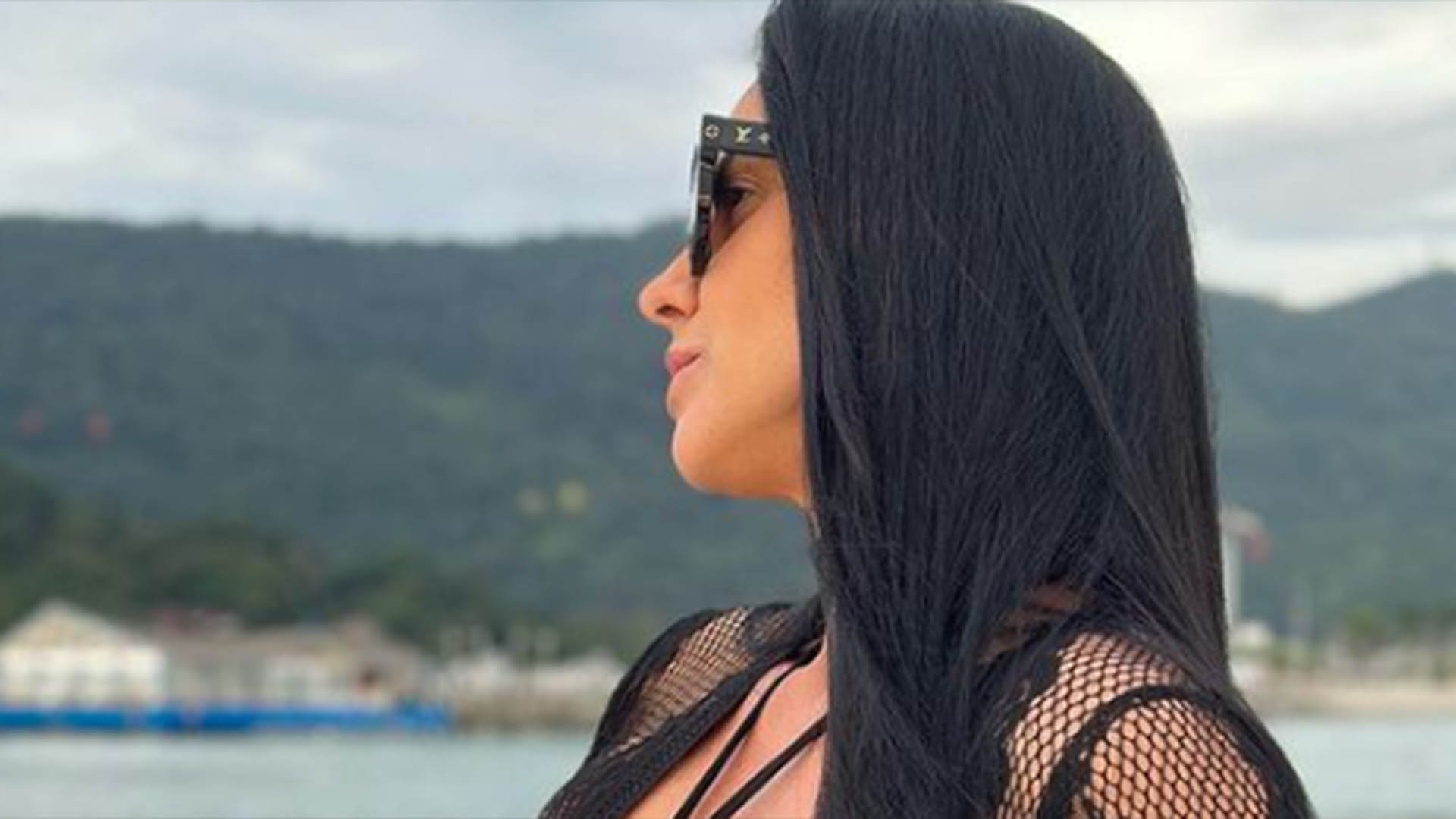 Graciele Lacerda exibe corpaço escultural em fotos de biquíni estiloso